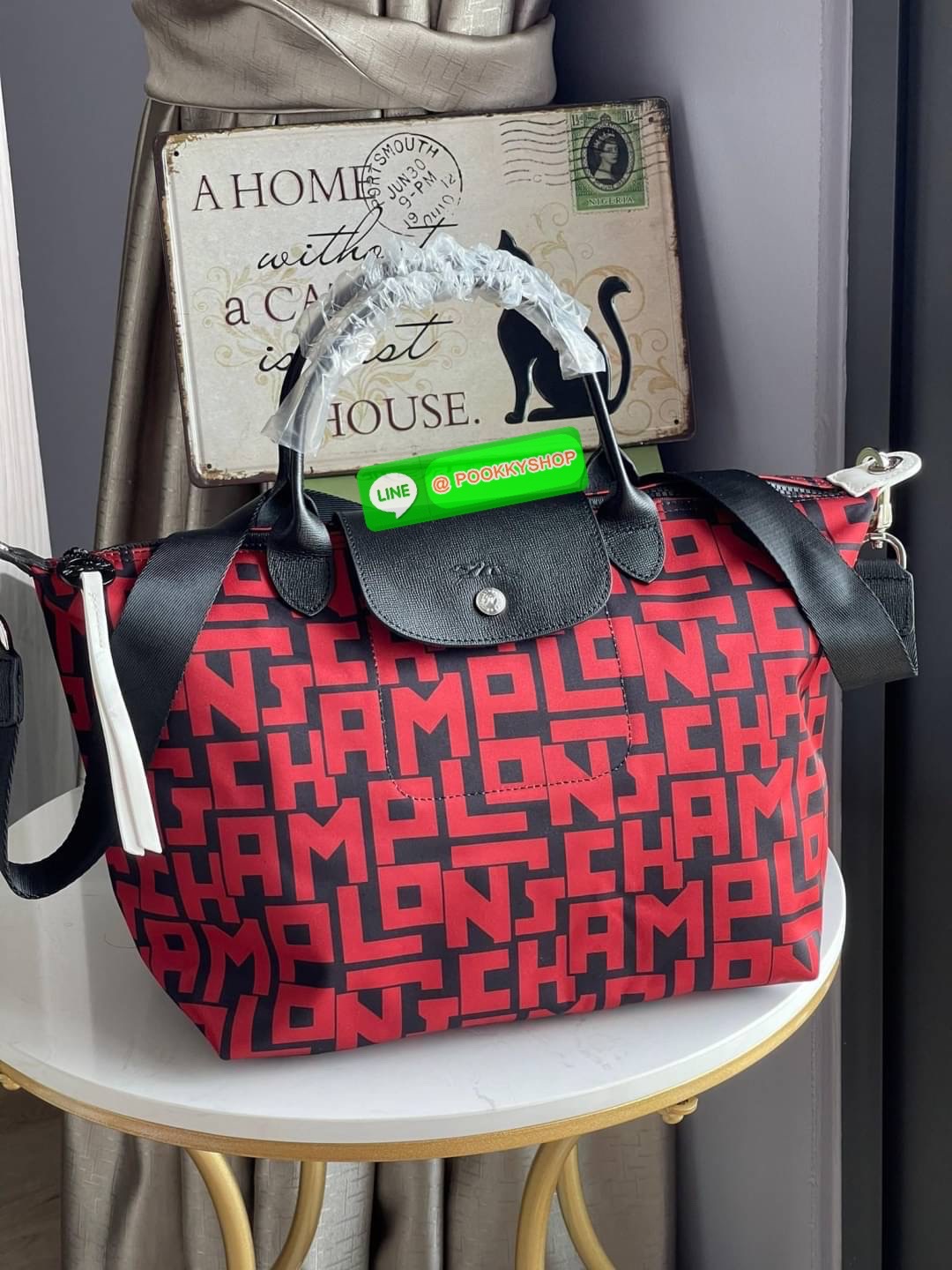 💕Longchamp LE PLIAGE LGP TOP HANDLE BAG M พบกับคอลเลคชั่นใหม่ล่าสุด มีดีไซน์ที่เรียบหรูและคลาสสิก แฝงด้วยลูกเล่นแบบเฟมินีน แถมยังมีน้ำหนักเบาอย่างไม่น่าเชื่อ มาพร้อมกับหูจับกระเป๋าคู่และฝาปิดแบบกระดุม กระเป๋าถือใบนี้สามารถใช้ถือแบบทั่วไป มีสายสะพา