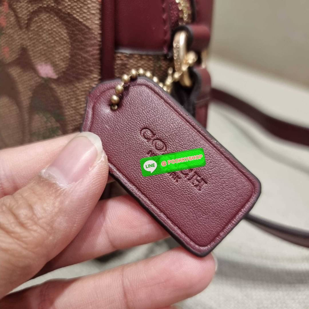 COACH CA719 MINI JAMIE CAMERA BAG IN SIGNATURE CANVAS WITH WILDFLOWER PRINT กระเป๋าสะพายข้าง สวยอยู่ทรง รอบนี้มาในไซน์มินิ ขนาดกำลังดี ดีไซน์น่ารักน่าใช้ ด้วยลายพริ้นท์คละรอบใบ วัสดุหนังแคนวาสเคลือบลาย เปิด-ปิดด้วยซิป ใช้งานสะดวก ภายในเป็นช่องโล่ง พกพาของ