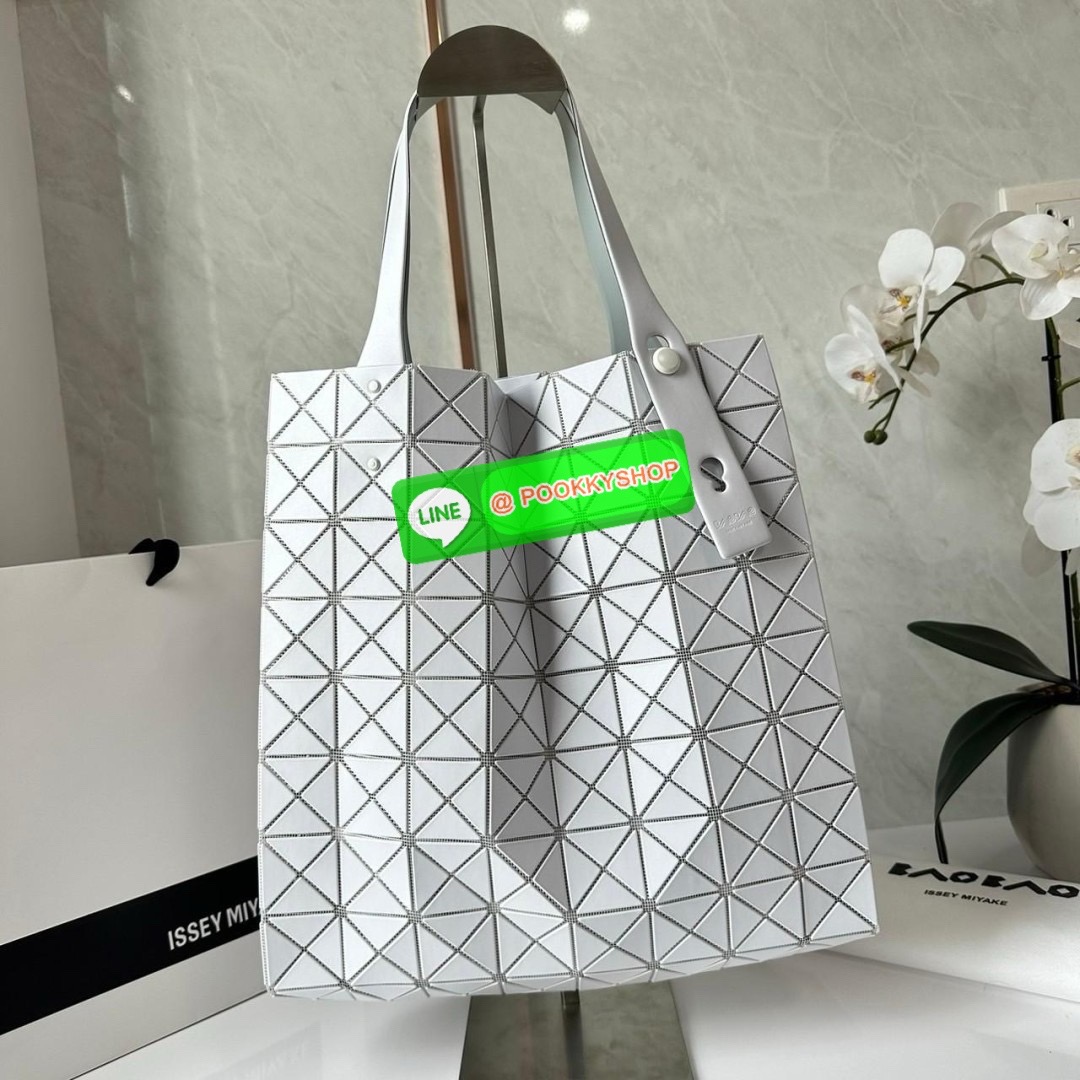 BAO BAO PRISM PLUS Handbag (Large) 🔖กระเป๋าถือจากแบรนด์ BAO BAO ISSEY MIYAKE ดีไซน์คลาสสิกทรงสี่เหลี่ยม มาพร้อมลวดลายสามเหลี่ยมที่มีมิติ 🔖วัสดุ: โพลีเอสเตอร์ ผสมหนัง 🔖 ปากกระเป๋าเปิด ซับในเป็นไนลอน มีช่องกระเป๋าด้านในและหูหิ้วกระเป