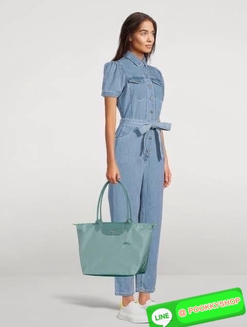 LONGCHAMP LE PLIAGE GREEN Shoulder bag L กระเป๋าโท้ทใบนี้ดึงดูดใจคุณด้วยรูปทรงมินิมอลและปริมาตรที่เพียงพอซึ่งสามารถเก็บเอกสารหรือแล็ปท็อปทั้งหมดของคุณได้อย่างง่ายดาย ด้ามยาวช่วยให้คุณสวมใส่ได้อย่างสบายบนไหล่ ขณะที่การปิดด้วยซิปช่วยให้มั่นใจได้ว่าสิ่งของทั