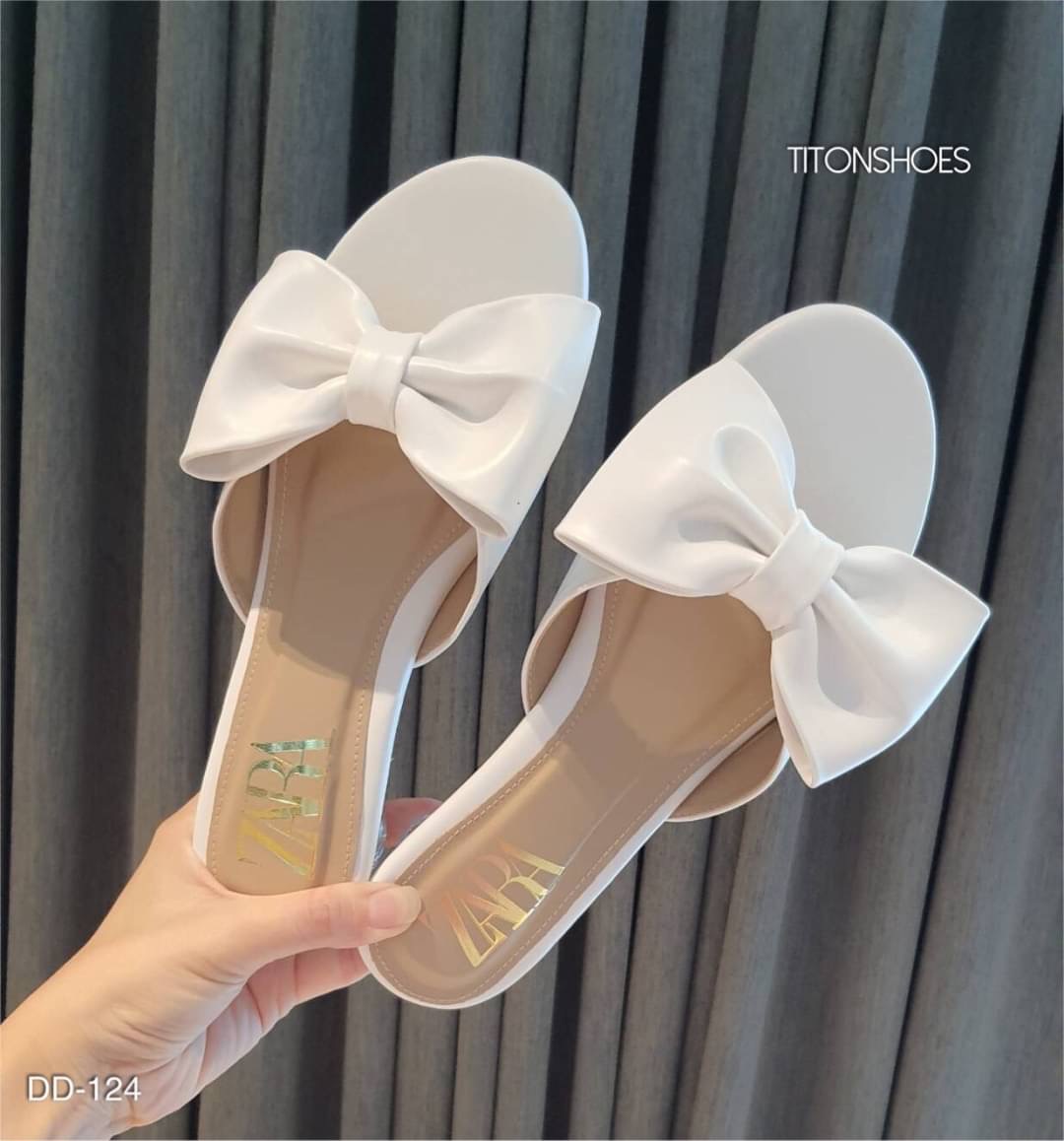 งานเข้าใหม่จร้า แบบเข้าใหม่งาน ZARA ส้นแก้ว แต่งโบว์ใหญ่ หนังนิ่มมากคะ ใส่สบาย น่ารักมาก เข้าได้ทุกชุดน่า พื้นปั้มแบรนด์