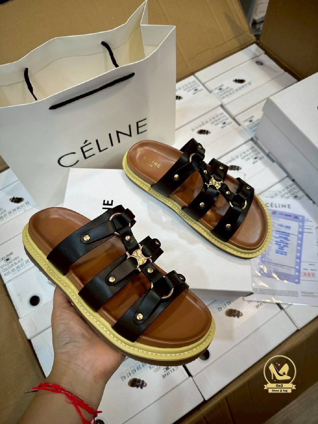 รองเท้าแตะเสริมส้ Celine ดีไซน์ที่ดูหรูหราและทันสมัย เน้นความเรียบง่ายและฟังก์ชันการใช้งานที่ดีเยี่ยม มีส้นเล็กน้อยออกแบบให้ดูทันสมัยและสามารถสวมใส่ได้ทั้งในโอกาสทางการและไม่เป็นทางการสายรัดข้อที่สามารถปรับให้กระชับพอดีกับขา ช่วยเพิ่มความมั่นคงและไม่ลื่นไ