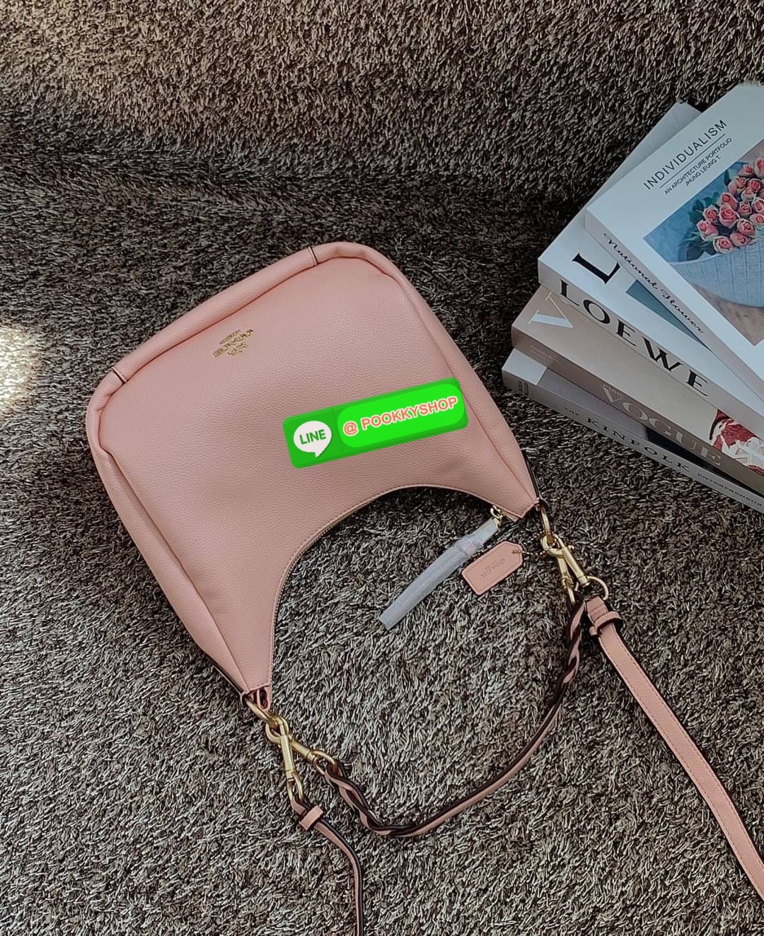 COACH JULES HOBO BAG ((C9189//9190)) 🌍พร้อมส่งที่ไทย! ต้องบอกก่อนว่าหนังรุ่นนี้อย่างดี นิ่มมากๆ สัมผัสแล้วรู้สึกละมุน กับกระเป๋าใบใหญ่ ทรงสวย เปิดปิดกระเป๋าแบบซิปมีหนังห้อยเพิ่มความเก๋ตรงหัวซิปค่ะ ภายในกระเป๋ากว้างมาก ใส่สัมภาระได้ครบครัน หายห่วงเ