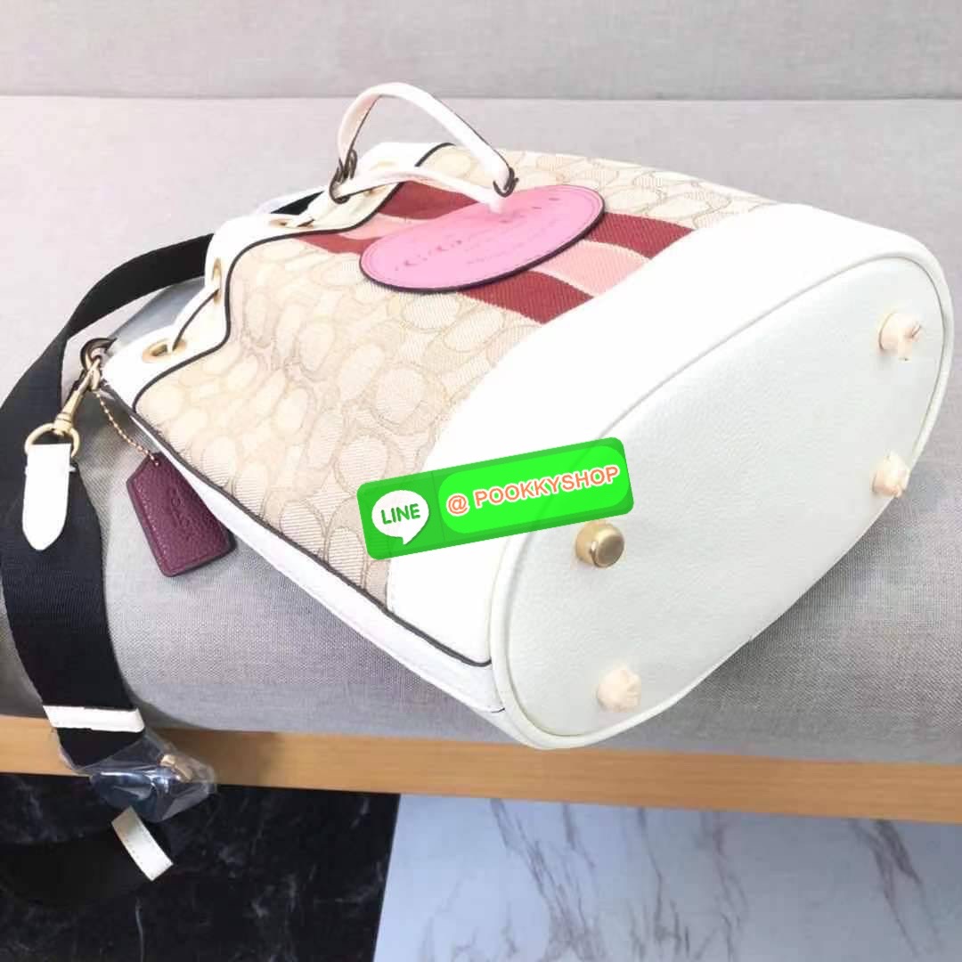 New arrival! 🌈น้องใหม่ล่าสุด สวยหรู ดูดีมากๆค่ะ! COACH DEMPSEY DRAWSTRING BUCKET BAG ((C4100//C4102)) พร้อมส่งที่ไทยค่ะ! กระเป๋าทรงขนมจีบ หนังแท้นิ่มสวยมากๆค่ะ จุดเด่นด้านหน้าปั้มโลโก้แบรนด์ ปากกระเป๋าแบบหูรูดใช้งานง่าย ภายในสามารถใส่ของจำเป็นในชี
