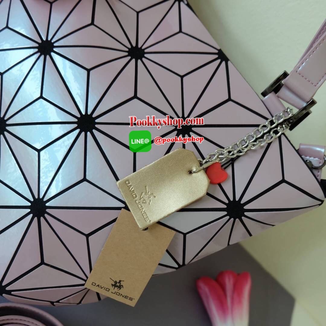 รุ่นขายดี ลาย Limited edition หายาก ปรับทรงได้ 2 แบบ น่ารักมาก สี Candy Plum สวยที่สุด มาพร้อมกระต่ายเข้า set เลิศคะ ⚡กระเป๋า จากแบรนด์ David Jones กระเป๋าสะพายข้างดีไซน์เกร๋มาก สีสวยหรูมาก ขนาดกะลังดีเลย ⚡น้ำหนักเบามากคะ ภายในมีช่องเก็บของจ