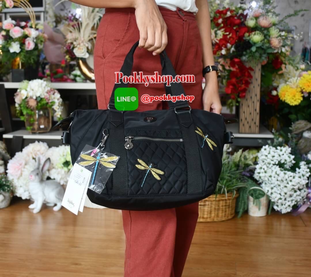 KIPLING X CHRISTINE LAU COLLECTION กระเป๋า collection ใหม่ล่าสุดจาก Kipling วัสดุ Nylon ด้านหน้าประดับแมงปอที่เป็นโลหะ สีสันสดใสน่ารัก สามารถเก็บปีกให้กระเป๋าดูเล็กลงได้ ด้านในมีช่องซิป 1ช่อง และช่องใส่ของจุกจิ๊กอีก2ช่อง ด้านหน้ามีช่องซิป 1ช่อง สะดวกใช้ ม