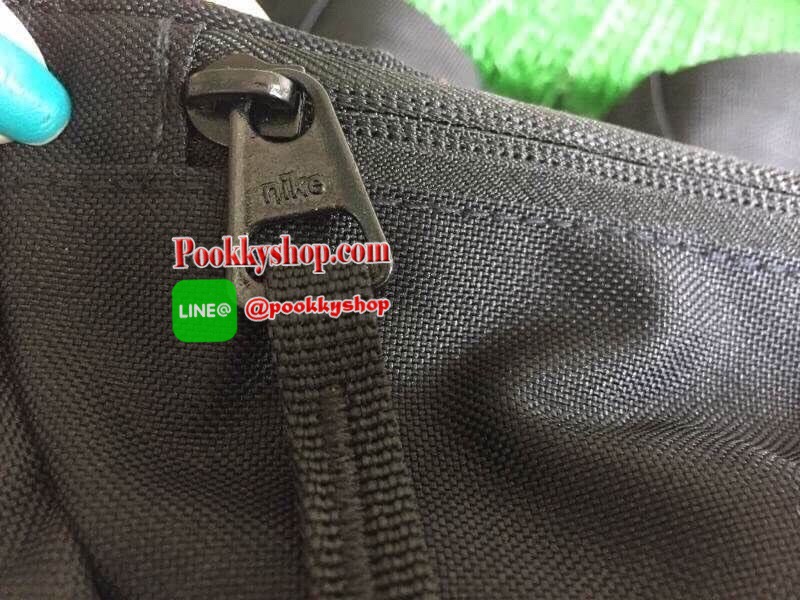 Brand : NIKE รุ่น TECH HIP PACK Detail : กระเป๋าขนาดพอเหมาะ คาดเอว สะพายข้าง หิ้วแบบชิวๆ เปิดปิดด้วยซิป 3 ช่อง (2 ช่องใหญ่ 1 ช่องเล็ก) โลโก้ด้านหน้า Nike เด่นชัด ภายในมีช่องใหญ่บนสุด มีช่องซิปเล็ดตาข่ายอีก 1 ช่อง บรรจุของได้จำนวนมาก ช่องเล็กด้านหน้าสามารถ