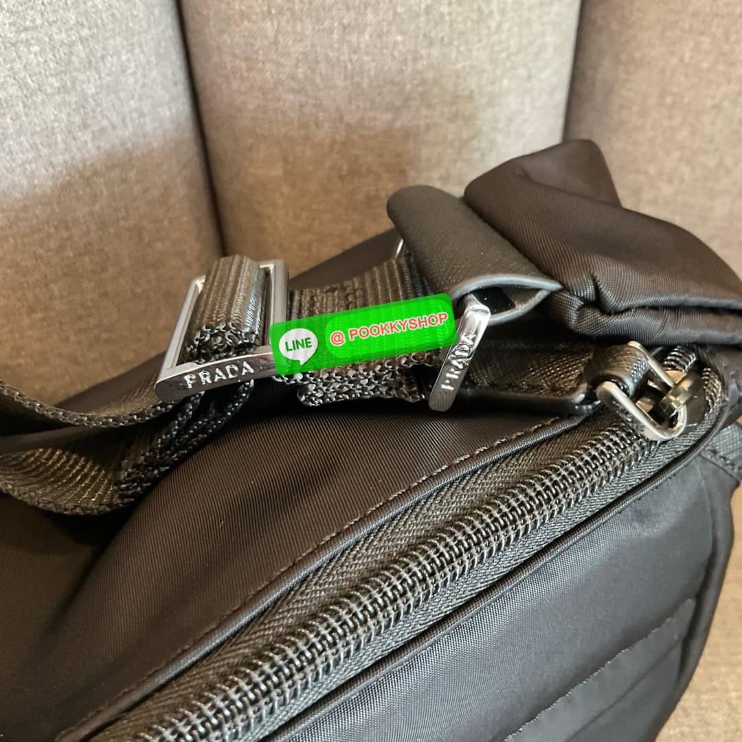 พร้อมมอบเป็นของขวัญให้คุณผู้ชาย! จากแบรนด์ PRADA ทรง MASSENGER วัสดุทำจากผ้าไนลอนอย่างหนาทั้งใบ กันน้ำได้ มีโลโก้แบรนด์อยู่ข้างหน้า ตัวกระเป๋าอยู่ทรง อะไหล่เงินทั้งใบ เปิดปิดชั้นนอกด้วยตัวล็อค ด้านในเป็นซิปรอบบุผ้าลายแบรนด์อย่างดี มีช่องซิปด้านใน และ โลโก