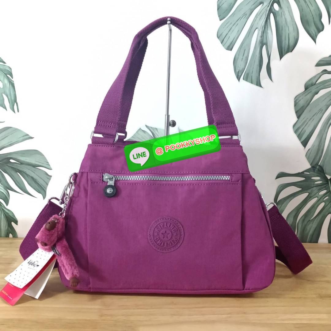 KIPLING ELISE HANDBAG กระเป๋าถือและสะพายไหล่ วัสดุ Nylon +Polyester ขนาดกำลังพอดี จุของได้มาก มีหูจับสองสาย ถือสะดวก น้ำหนักเบา มีช่องซิป ด้านหน้า ช่อง กระเป๋าหลักเปิด-ปิดด้วยซิป มี3 ช่องว่างใส่ของได้จุมากๆ ใส่มือถือได้ กระเป๋าสตางค์ใบยาว และ เครื่องสำอาง