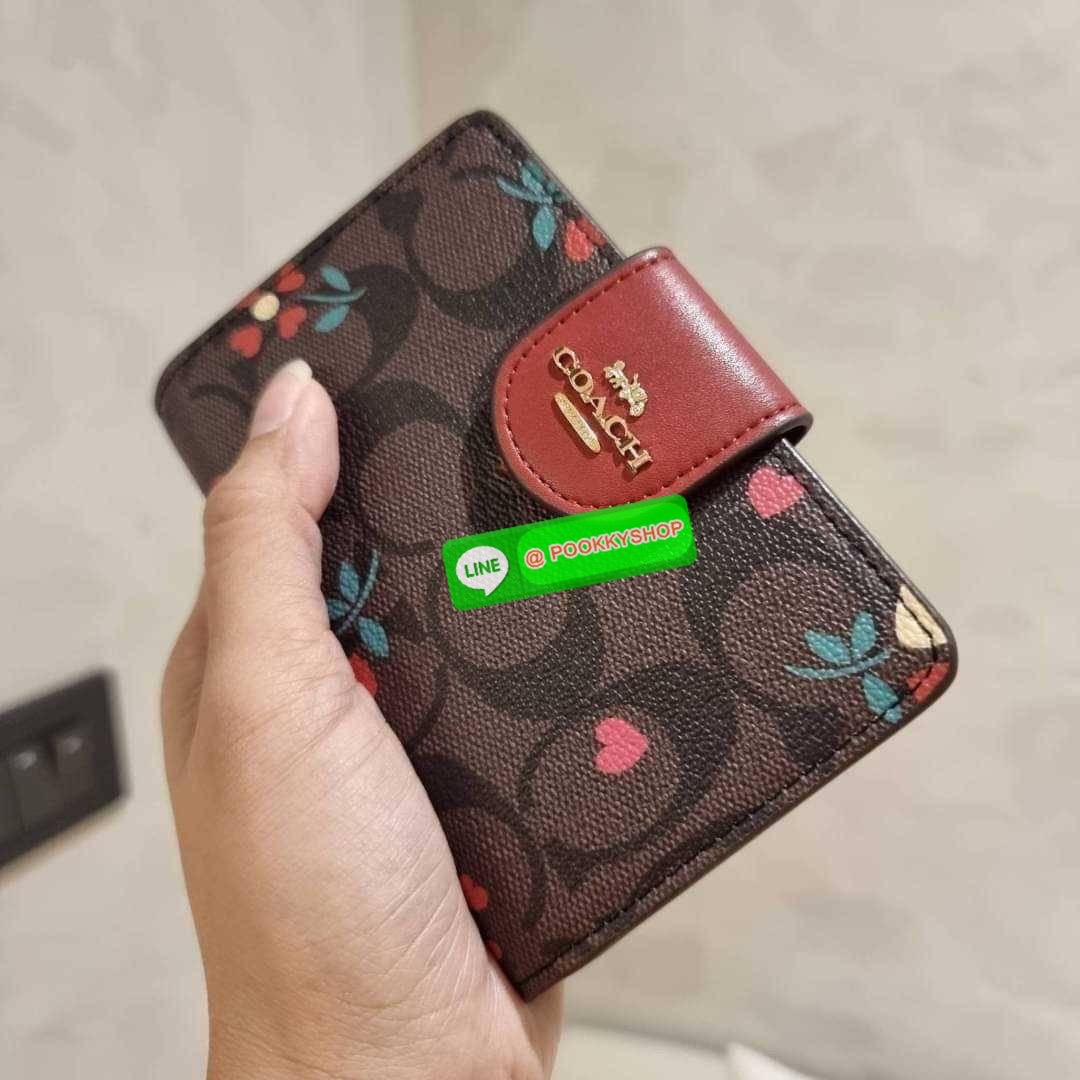 COACH C8730 MEDIUM CORNER ZIP WALLET IN SIGNATURE CANVAS WITH WILDFLOWER PRINT คอลเลคชั่นใหม่ กระเป๋าสตางค์ใบกลาง ดีไซน์ใหม่ สุดหรู คละลายพริ้นท์เต็มใบ น่าใช้ไปอีก วัสดุหนังแคนวาสเคลือบลาย ภายในมีช่องใส่บัตร ใส่ธนบัตรได้ครบ และมีช่องซิปแยก ใบจริงสวยมากๆ แ