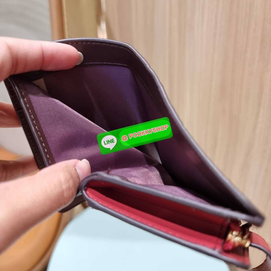 COACH C5896 MEDIUM CORNER ZIP WALLET IN SIGNATURE LEATHER คอลเลคชั่นใหม่งานหรู งานดูแพง จัดให้เลย!! กระเป๋าสตางค์ใบกลาง ดีไซน์ใหม่ สุดหรู แค่เห็นก็ต้องเลิฟ ถือใช้ขับผิวทุกสี วัสดุหนังแท้ปั๊มลายนูนสวยคม ภายในมีช่องใส่บัตร ใส่ธนบัตรได้ครบ และมีช่องซิปแยก ใบ