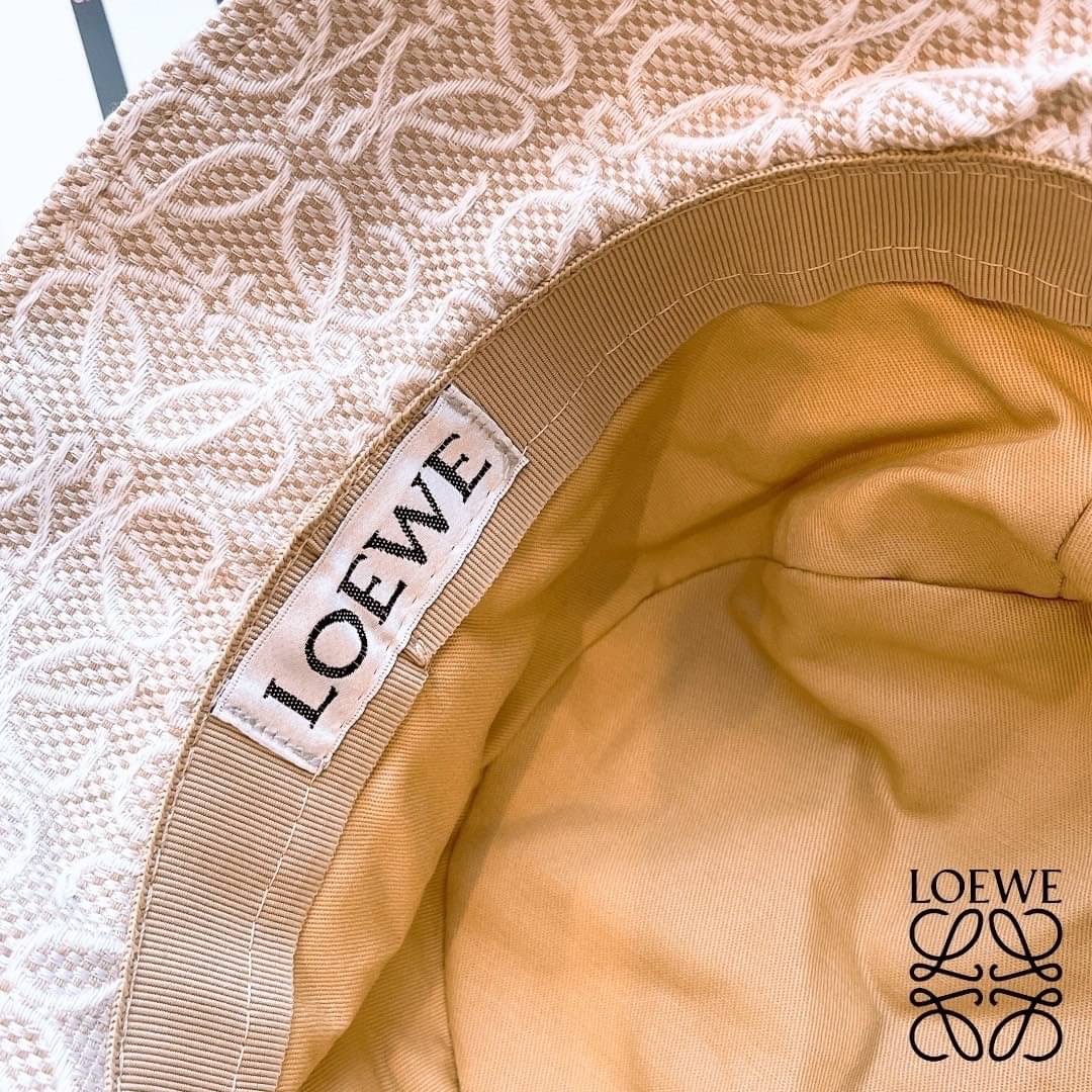 NEW ARRIVAL!!! 👑LOEWE ANAGRAM COTTON & LEATHER BUCKET HAT👑 หมวกบัคเก็ตงานใหม่ชนชอป LOEWE ผ้าลายโลโก้ คาดด้วยสายหนังสีน้ำตาลโลโก้สีทอง มีซับด้านใน สาวๆห้ามพลาดเลยคร่าา