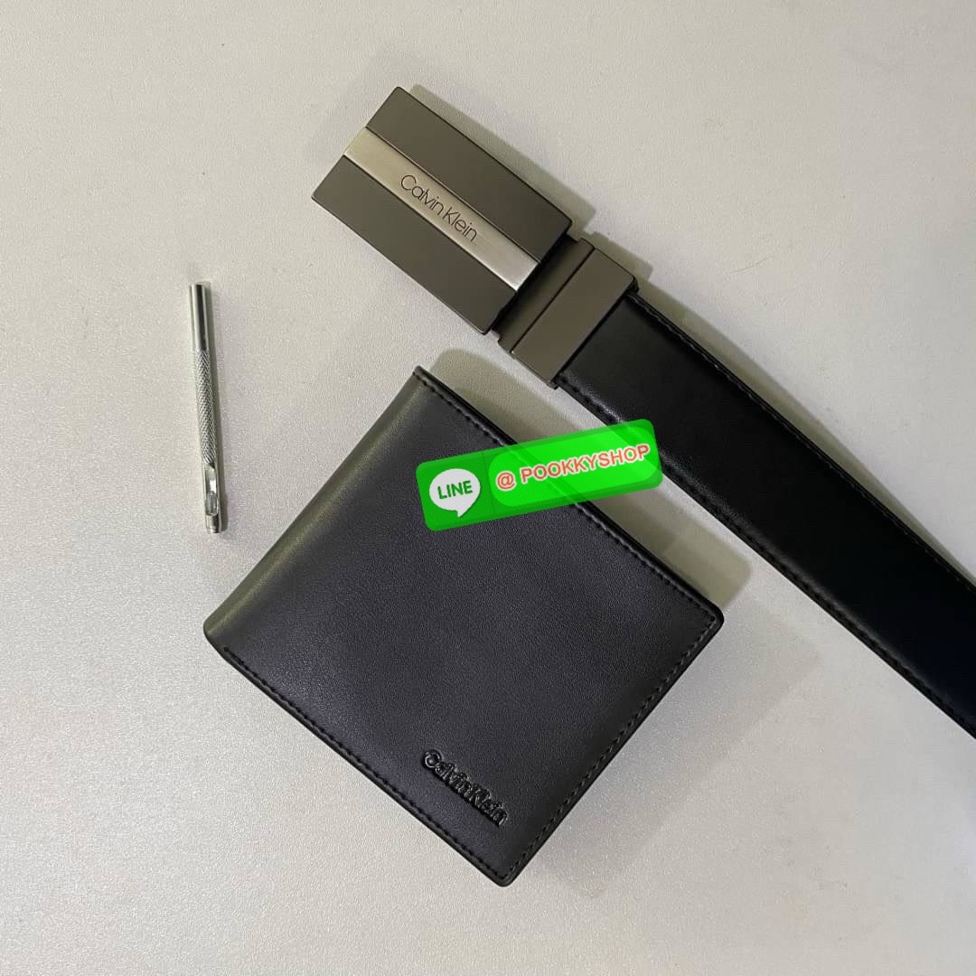 Calvin Klein Leather Belt & Wallet Set Setกระเป๋าสตางค์+เข็มขัด กระเป๋าสตางค์ด้านหน้าปั๊มชื่อแบรนด์ มีช่องใส่รูป ช่องใส่บัตร ช่องใส่ธนบัตร และช่องใส่รูป เข็มขัดหนังแท้ปั๊มแบรนด์ สามารถสลับใช้ได้ทั้ง 2 ด้าน เข็มขัดปรับระดับได้ 5 ระดับ มาพร้อมที่เจาะรูจ้า