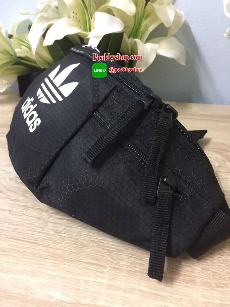 พร้อมส่ง ..... Adidas Originals National Waist Pack Factory กระเป๋าคาดอกและเอว เป็นอีกรุ่นที่ได้รับความนิยมเป็นอย่างมาก ด้วยแบบและดีไซน์ขนาดที่พอเหมาะ ใช้ได้ทุกเพศทุกสไตล์ กระเป๋าทำจากผ้าไนลอนลื่น น้ำหนักเบา ขนาดกำลังดี ดีจุของได้เยอะคะ เปิด-ปิดด้วยซิป ด้