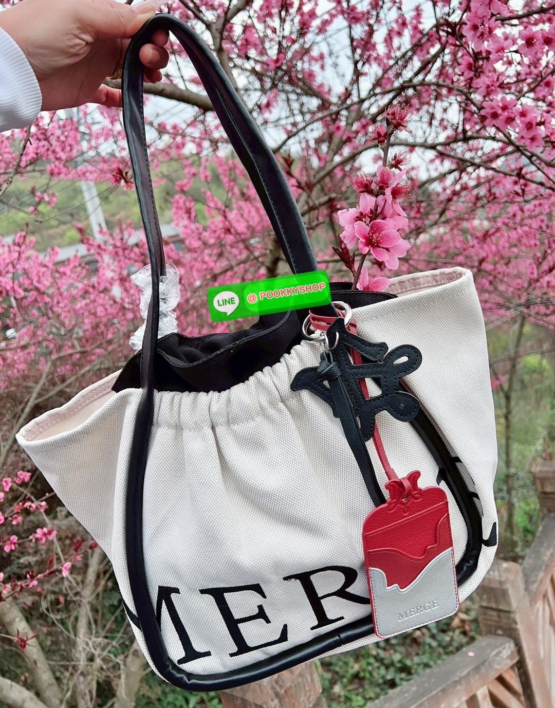 MERGE A DAY MEDIUM BAG 🔖พร้อมส่ง! กระเป๋าหิ้วหรือคล้องไหล่ ทรงสวย วัสดุผ้าทอเทคนิค Flyknit อย่างดี แต่มีน้ำหนักเบา หูหิ้วแบบหนังมีความแข็งแรงในการใช้งานค่ะ ภายในโล่งกว้าง ใส่สัมภาระได้เยอะค่ะ