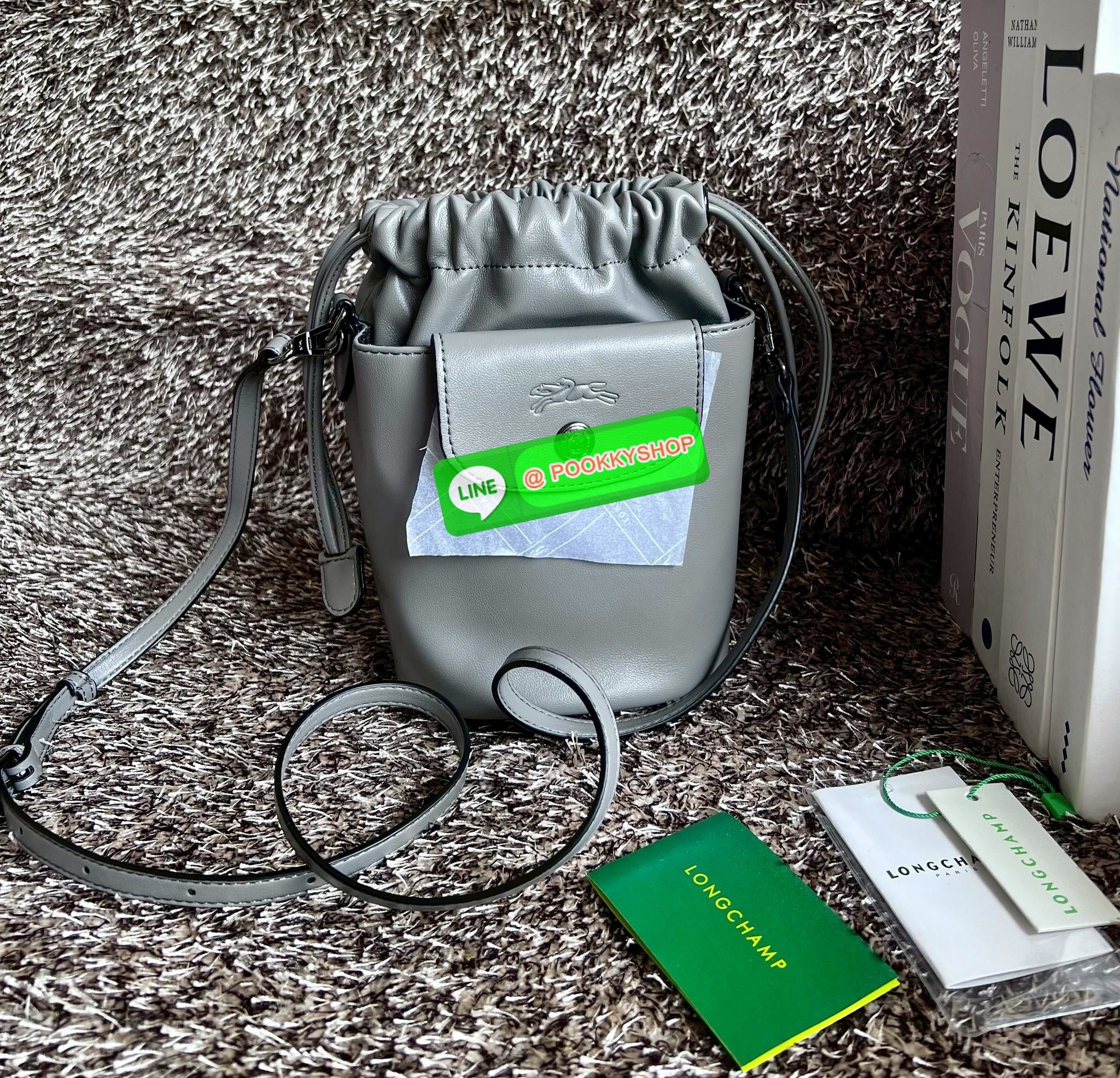 NEW ARRIVAL! LONGCHAMP LE PLIAGE XTRA XS BUCKET BAG ต้องบอกก่อนว่ารุ่นนี้เป็นรุ่นที่ใช้ออกมาแล้วไม่มีคำว่าผิดหวัง ออกแบบมาสวยแบบตัวแม่เลยค่าา 🔖พร้อมส่งทันที! กับกระเป๋าทรงบัคเกต หนังแท้smooth leather อย่างดี ใบกลางเจ้าลำตัวแล้วสวยมากก