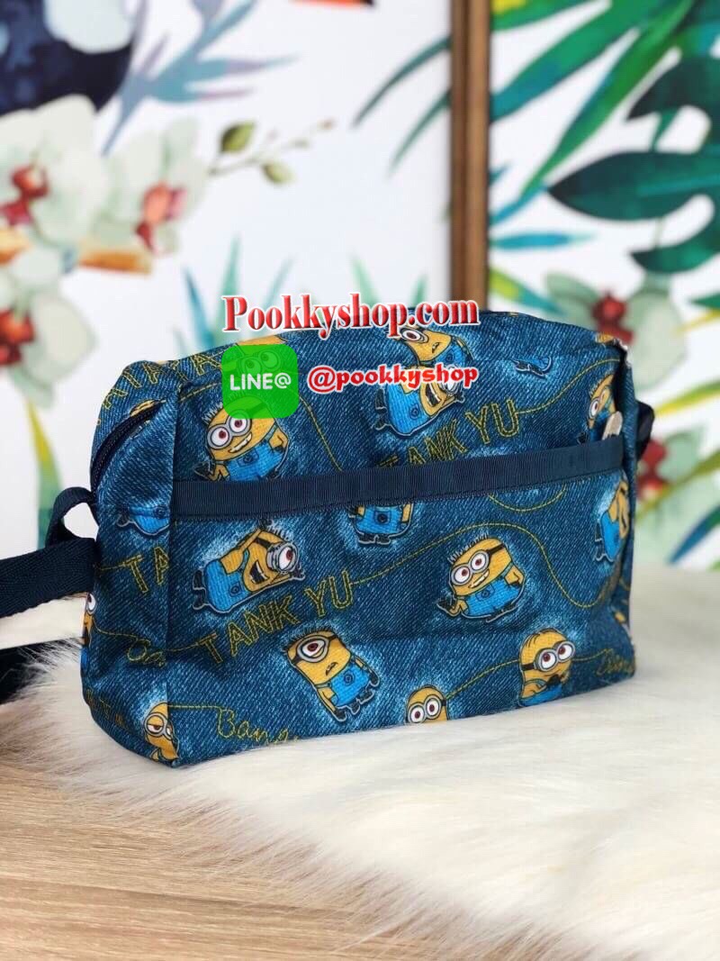 New!! LESPORTSAC x MINIONS กระเป๋าน้ำหนักเบาน่ารักจาก LESPORTSAC รุ่นครอสบอดี้ขนาดน่ารักกำลังดี!! วัสดุโพลีเอสเทอร์ กันละอองน้ำได้ระดับหนึ่ง มีสายสะพายสามารถปรับระดับได้ตามต้องการ ลวดลายน่ารัก หัวซิปช่องใหญ่เป็นรูปมินเนี่ยน มีช่องด้านหน้า-หลัง และช่องซิปใ