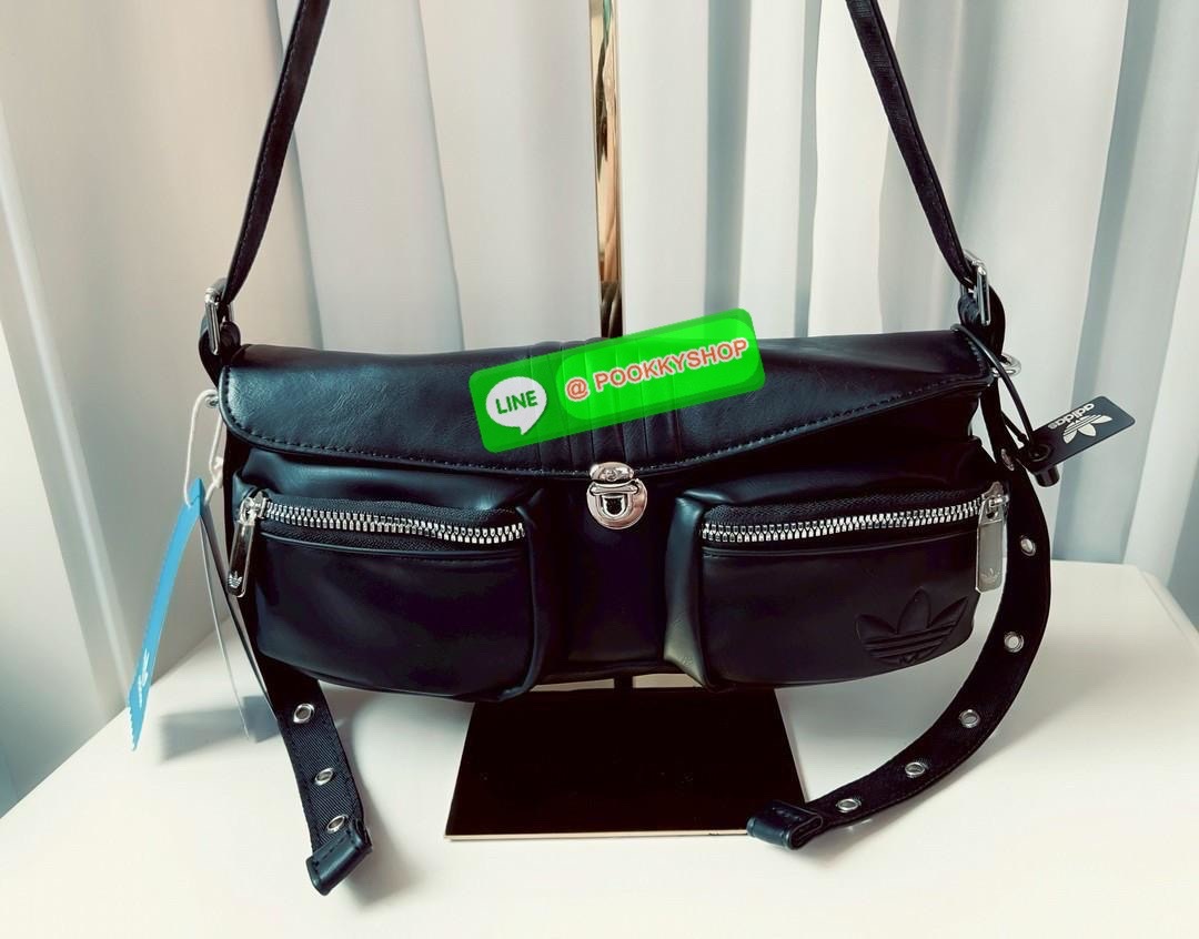 ADIDAS ORIGINALS HOBO LEATHER SHOULDER BAG 🔖พร้อมส่ง! กับกระเป๋าแนวสตรีทที่ออกแบบให้ใช้งานได้ทุกโอกาศ ดีไซด์เก๋ ถูกใจสาวๆกันเลบทีเดียวค่า 🔖หนังแท้หนานิ่ม เนื้อแมทอย่างดีสวยมากๆ อะไหล่เงิน ด้านหน้าเป็นช่องซิปสำหรับใส่ของจุกจิก เปิด-ปิดกระเป
