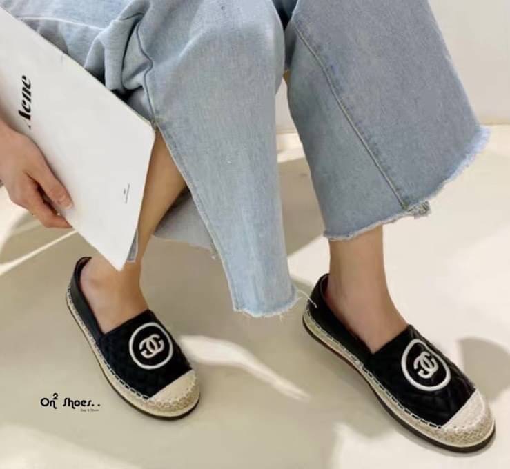 เข้าแล้วค่า รองเท้าคัชชูทรง CC espadrilles สุดปัง หนังปัง CC ไขว้หนังเย็บบุลาย หัวตัดสี ขอบเป็นปอถัก ทรงสวยค่ะทรงนี้ฮิตตลอดใส่ได้เรื่อยๆแมทช์กับชุดง่ายพร้อมส่ง 2 สีค่ะ งานดีคัดเกรดงานกล่อง