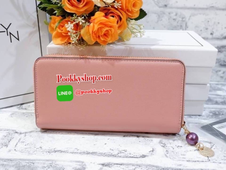 Lyn กระเป๋าสตางค์ใบยาว ด้านหน้าปั๊มโลโก้แบรนด์ แต่งโลหะทอง ด้านในมีช่องใส่บัตรเยอะมาก และมีช่องซิบ ตัวจับซิบแต่งไข่มุกเม็ดโตๆห้อยป้ายโลหะปั๊มโลโก้แบรนด์ด้วยสวยมากเกินหน้ามากค้าาา