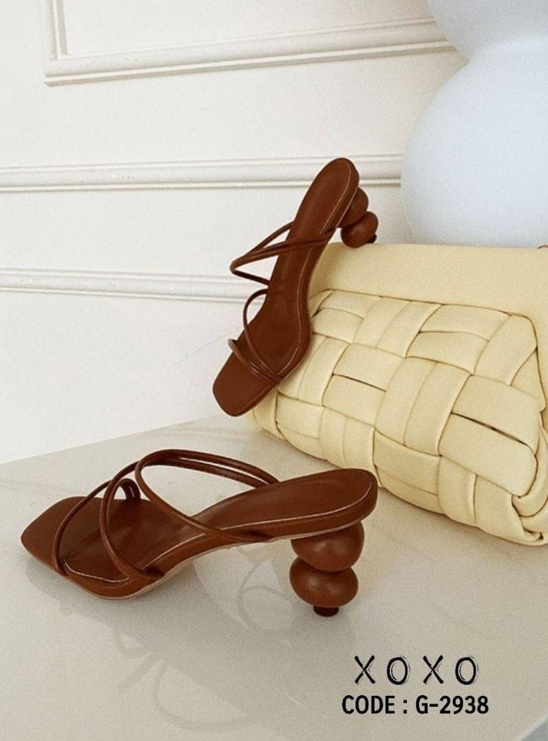 สินค้าพร้อมส่ง สไตล์ : เกาหลี งานสวม งานเก๋ๆ แอดมินบอกไว้เลยต้องมีจร้า คือเลิศ วัสดุ PU แต่งส่ยคาด ตามภาพ สวมใส่ง่าย น้ำหนักเบา ส้นเก๋มาก แมทส์ชุดลุคทันสมัย สาวเก๋ๆ