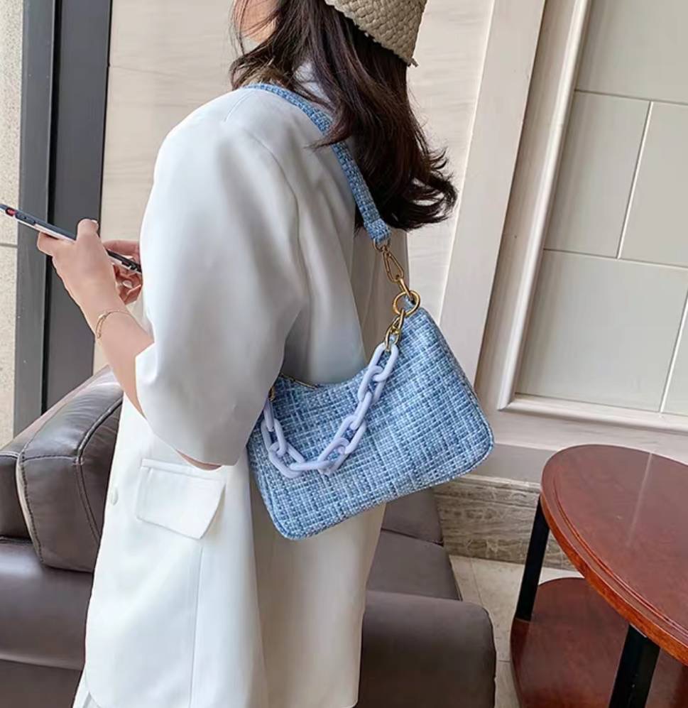 กระเป๋าสะพายแฟชั่น ผ้าทอลาย สวยสะดุดตามากค่ะ สวยแฟชั่น ต้องชอบ ได้ทั้งถือและสะพาย อะไหล่ซิบทองสวยหรู