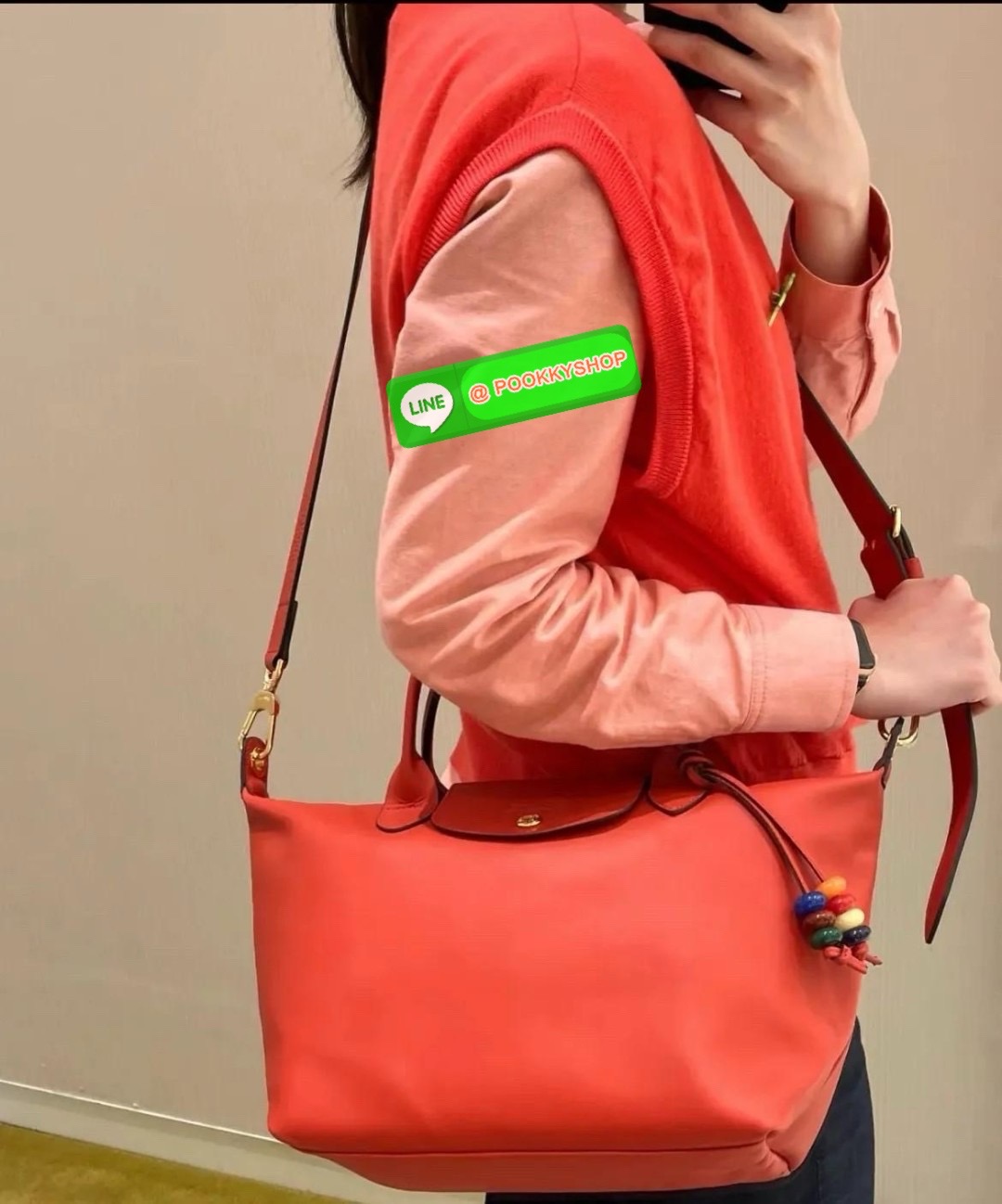 LONGCHAMP Le Pliage Xtra L Leather Handbag 🔖กระเป๋าสะพายคอสบอดี้ รุ่นใหม่โด่ดเด่นลูกเล่นของลูกปัดห้อยสีสันสดใส ทำให้กระเป๋าดูมีลูกเล่นมากขึ้น 🔖วัสดุ : หนังวัวทั้งใบนิ่มน่าสัมผัส 🔖เปิด-ปิดแบบกระดุมแป็ก มีซิปปิดปากกระเป๋าอีกชั้น ป้อง