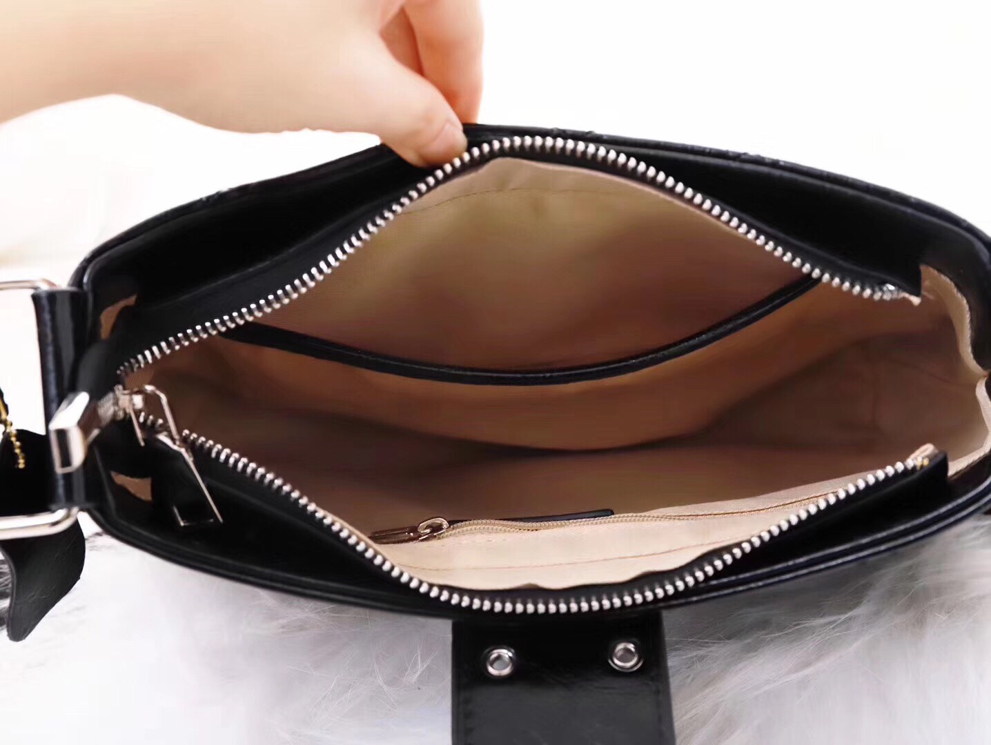 Diorสะพายข้าง วัสดุตัวกระเป๋าทำจากหนังผสมอย่างดี อะหลั่ยสีเงิน ด้านข้างเป็นหนังอย่างดี กระเป๋าเป็นซิปปาก ด้านหลังมีช่องใส่ของ มีเข็มขัดคาด สายยาวเป็นสายแฟชั่นสีดำสามารถปรับระดับได้