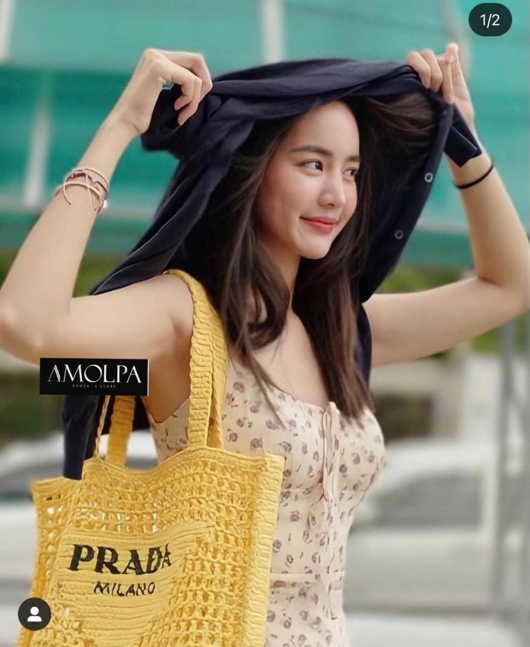 รอบ 2 มาค๊า ใครไม่มีไม่ได้ล๊าววววน๊า เก็บทุกสียังไม่ผิดหวังงงน๊า PRADA RAFFIA TOTE BAG…… ❤️NEW ACCESSORIES BY AMOLPA❤️ BRAND : PRADA Detail - มาต่อที่ ACCESSORIES PRADA RAFFIA TOTE BAG ปังมากกก!!! Prada เอาใจสาวๆ สายแฟ…. งานให้ฟิลล์ลิ่งแฮนด์