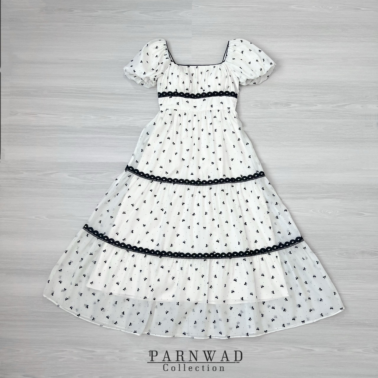 เดรสแฟชั่น Maxi dress คอเหลี่ยม แขนตุ๊กตาปักลายโบว์กำมะหยี่ทั้งชุด