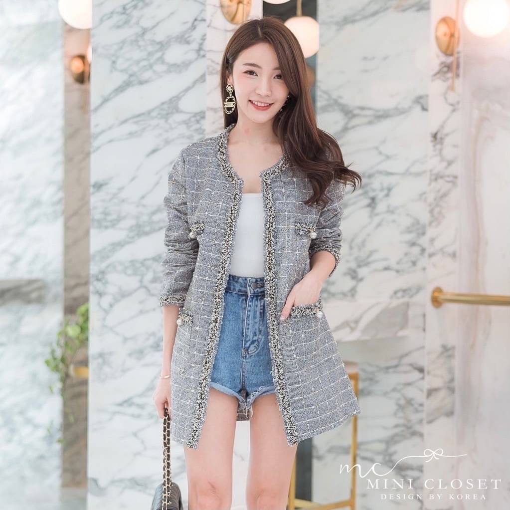 🎪เสื้อคลุมตัวยาว ใส่สบาย🎪 เนื้อผ้าน้ำหนักดี ไม่ซับใน ใส่สบายๆไม่ร้อน ลายตารางมีขนนุ่มฟูนิดๆ ใส่ได้ทุกฤดูไม่ว่าร้อน/หนาว งานเดินขอบทั้งตัว ใส่สวย ห้ามพลาดค่ะ