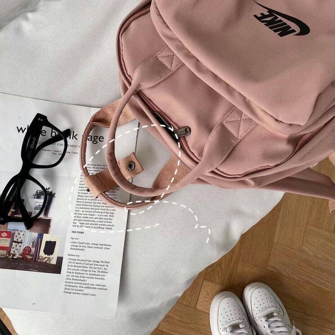 กระเป๋าสะพายหลัง Nike รุ่นนี้ขอบอกว่าชนช๊อปใช้ได้ทั้งผู้ชาย ผู้หญิง เด็ก ผู้ใหญ่ ใส่ได้จ้ะ จุของได้เยอะ น่าใช้มากๆแม่ กระเป๋ามีหลายช่อง จะถือก็ได้สะพายก็เท่ห์ มีมาให้เลือกช๊อปถึง 3 สี