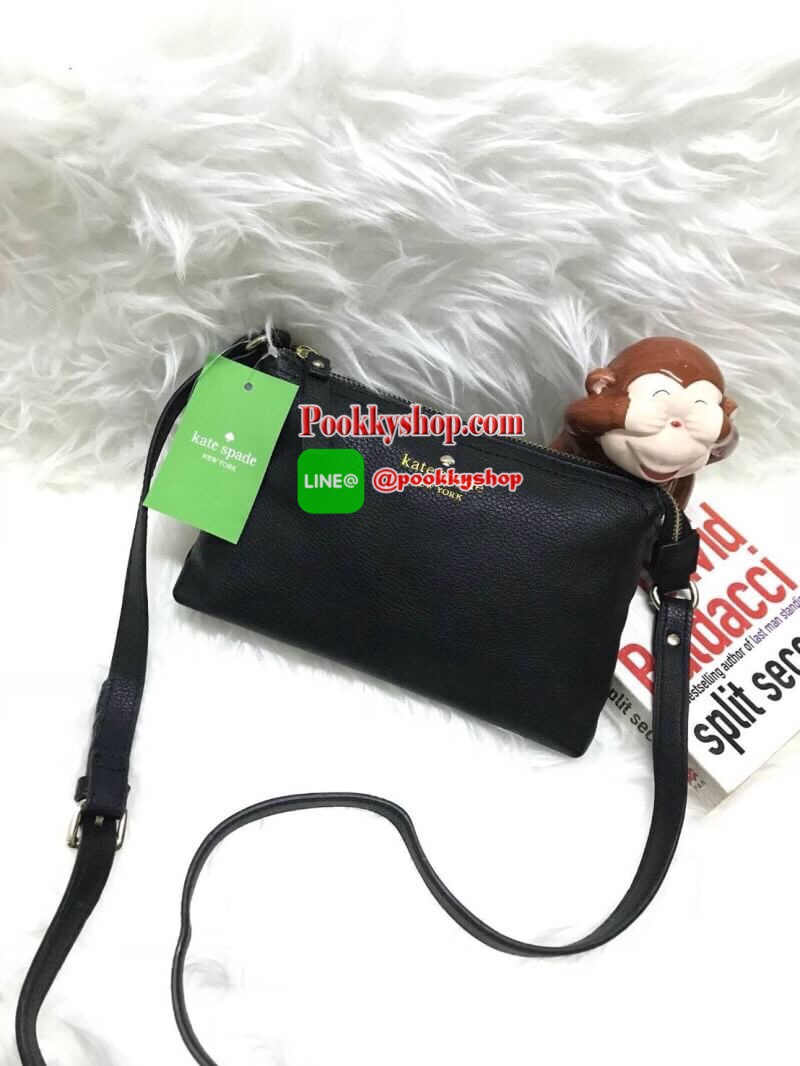 KATE SPADE MINI CROSSBODY BAG กระเป๋าสะพายข้างทรงครอสบอดี้ขนาดมินิ วัสดุหนังPu เปิดปิดด้วยซิปเดียวด้านบน ภายในสกรีนโลโก้แบรนด์ ในช่องใหญ่ยังมี1ช่องซิปเล็ก สามารถใส่ไอโฟนได้ กระเป๋าสตางค์สั้น และของจุกจิก มีความยาวสาย 109cm ปรับความยาวได้ ด้านหน้าปั้มโลโก้