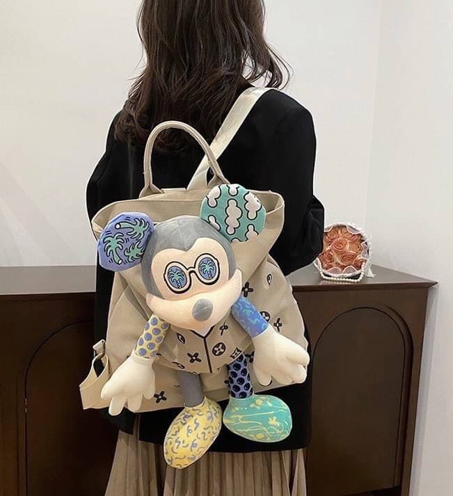 พร้อมส่ง เป้ตุ๊กตา LV รุ่นนี้จะเพิ่มสีสัน งานสวยน่ารักมากค่ะ ผ้าหนาดีมาก ช่องเก็บของใหญ่มาก ด้านใน มีหลายช่อง ด้านหลังมีช่องซิปเก็บของสำคัญ เก๋ไก๋ไม่เหมือนใคร ตรงปกไม่จกตาแน่นอนจ้า