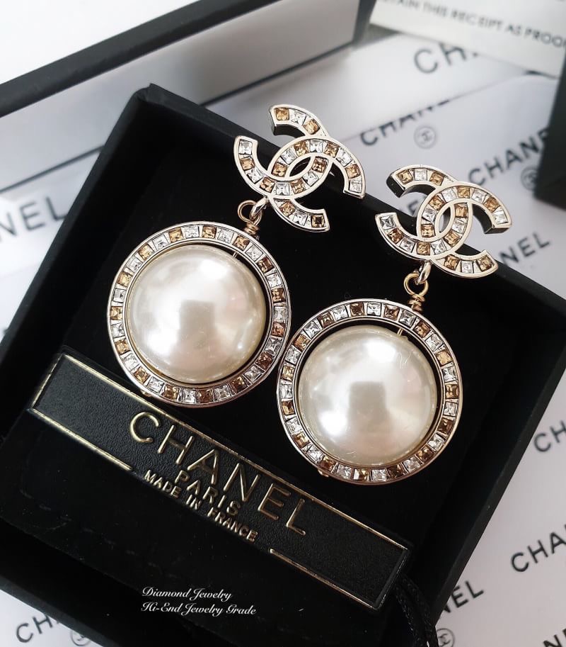 Super Hi-End Quality !!!! ((งาน 1:1 เหมือนในช็อปมากที่สุดในท้องตลาด)) Chanel Earring ต่างหูชาแนลงาน 1:1 เหมือนของแท้เป๊ะๆค่ะ รับรองงานสวยมากกกกก ดูหรู ดูผู้ดีสุดๆ งานดี ตัวเรือนคุณภาพดีมากๆมากๆคะรับประกันความพอใจเลยค่ะ ตัวเรือนสีทอง ไฮโซมากค่ะ คอนเฟิม !!!