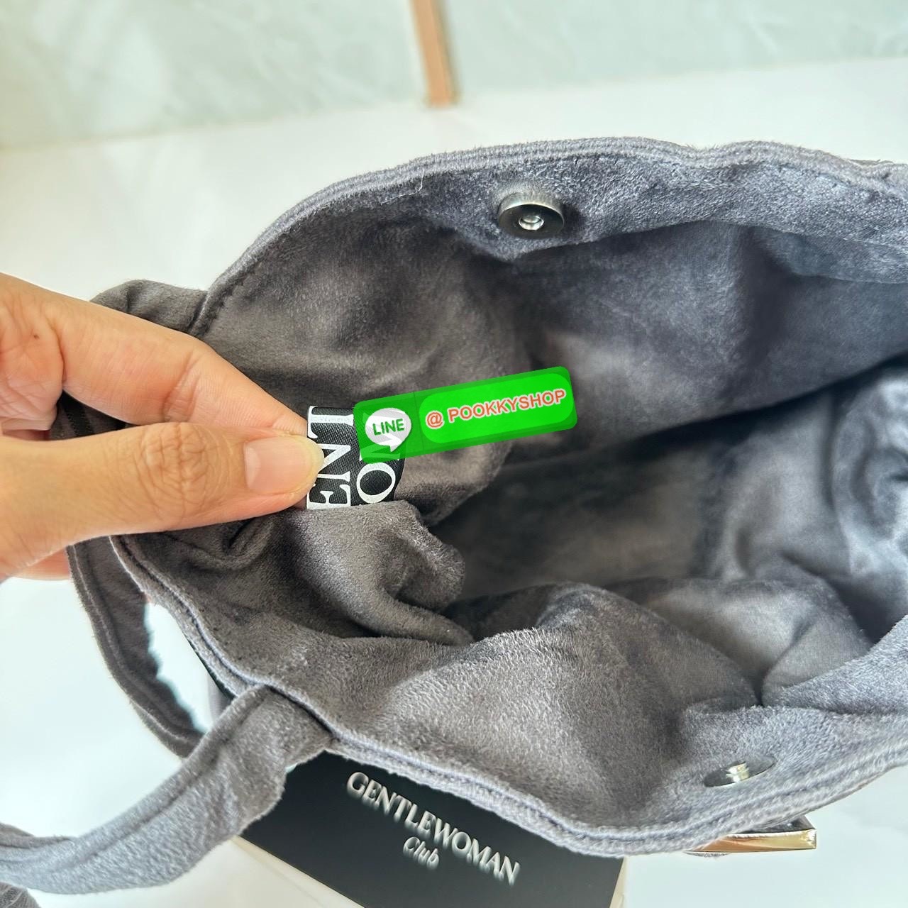 GENTLEWOMAN SUEDE BALLERINA BAG 🔖กระเป๋า Ballerina Bag ในวัสดุหนังกลับ (suede edition) พร้อมโลโก้ปักสีเดียวและรายละเอียดหัวเข็มขัด ทำให้ดูเก๋มีสไตล์โดดเด่น 🔖วัสดุ: หนังกลับ 🔖เปิด-ปิดแบบสแน๊บแม่เหล็ก ภายช่องโล่งกว้างจุของได้เยอะ