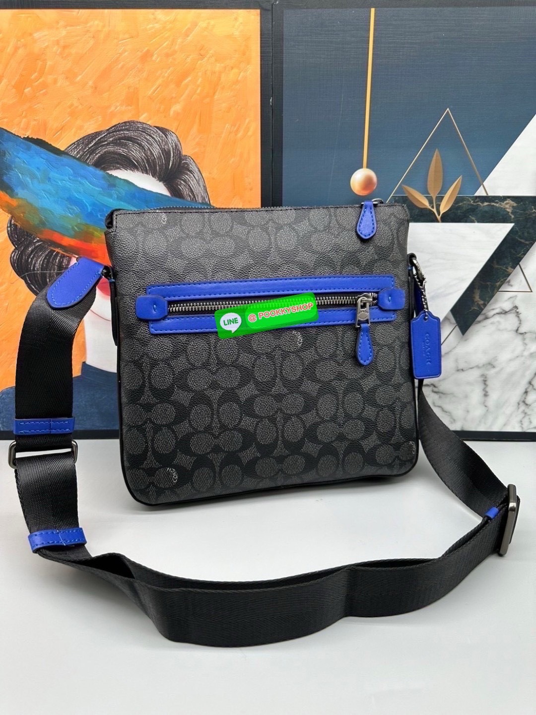 🎒 Coach CR747 – Houston Flight Bag in Signature Canvas เท่ เนี้ยบ พร้อมลุยในทุกวัน กับทรง Messenger ที่ใช้งานง่ายที่สุด 🖤 รุ่นนี้เท่มาก! สะพายแล้วหล่อขึ้นอีก 3 ระดับ Coach CR747 – Houston Flight Bag รุ่นขายดีสาย Messenger สะพายข้างได้พอดีต