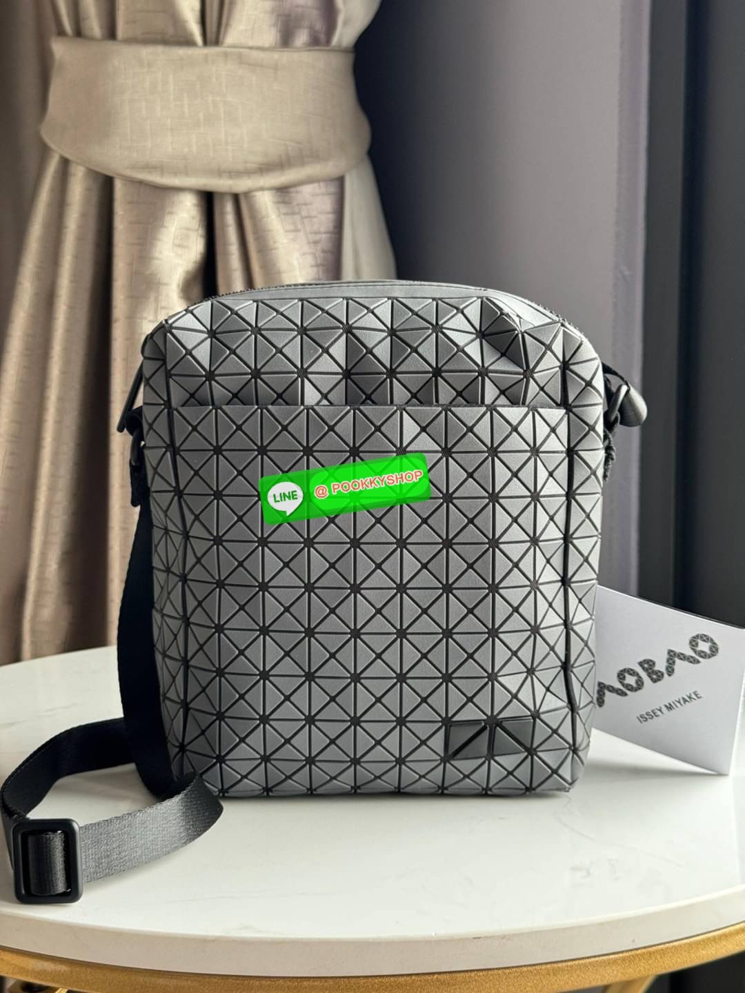 Bao bao issey miyake VOYAGER Shoulder Bag กระเป๋าสะพายข้างใบนี้มีสายสะพายปรับระดับได้ มีซิปเปิดปิดด้านบน และช่องแบบเปิดด้านใน ช่องกระเป๋าด้านนอกปิดด้วยปุ่มแม่เหล็ก มีขนาดที่สะดวกสำหรับเก็บสิ่งของจำเป็นทั้งหมดของคุณ VOYAGER คือเพื่อนร่วมเดินทางที่สมบูรณ์แบ