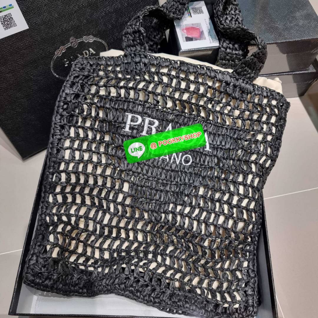 PRADA RAFFIA TOTE BAG สวยไม่ซ้ำใคร สไตล์บีช เหมาะมากกับการสะพายไปเที่ยวทะเล หรือจะใช้ในวันสบายๆก็ตอบโจทย์ กับกระเป๋าสะพายสานใบใหญ่ ตัวกระเป๋าเป็นวัสดุสังเคราห์จากธรรมชาติ สานทอเต็มใบออกมาเป็นลวดลายสวยงาม มีกระเป๋าซับในให้ สำหรับใส่ของเป็นสัดส่วน และรูดปาก