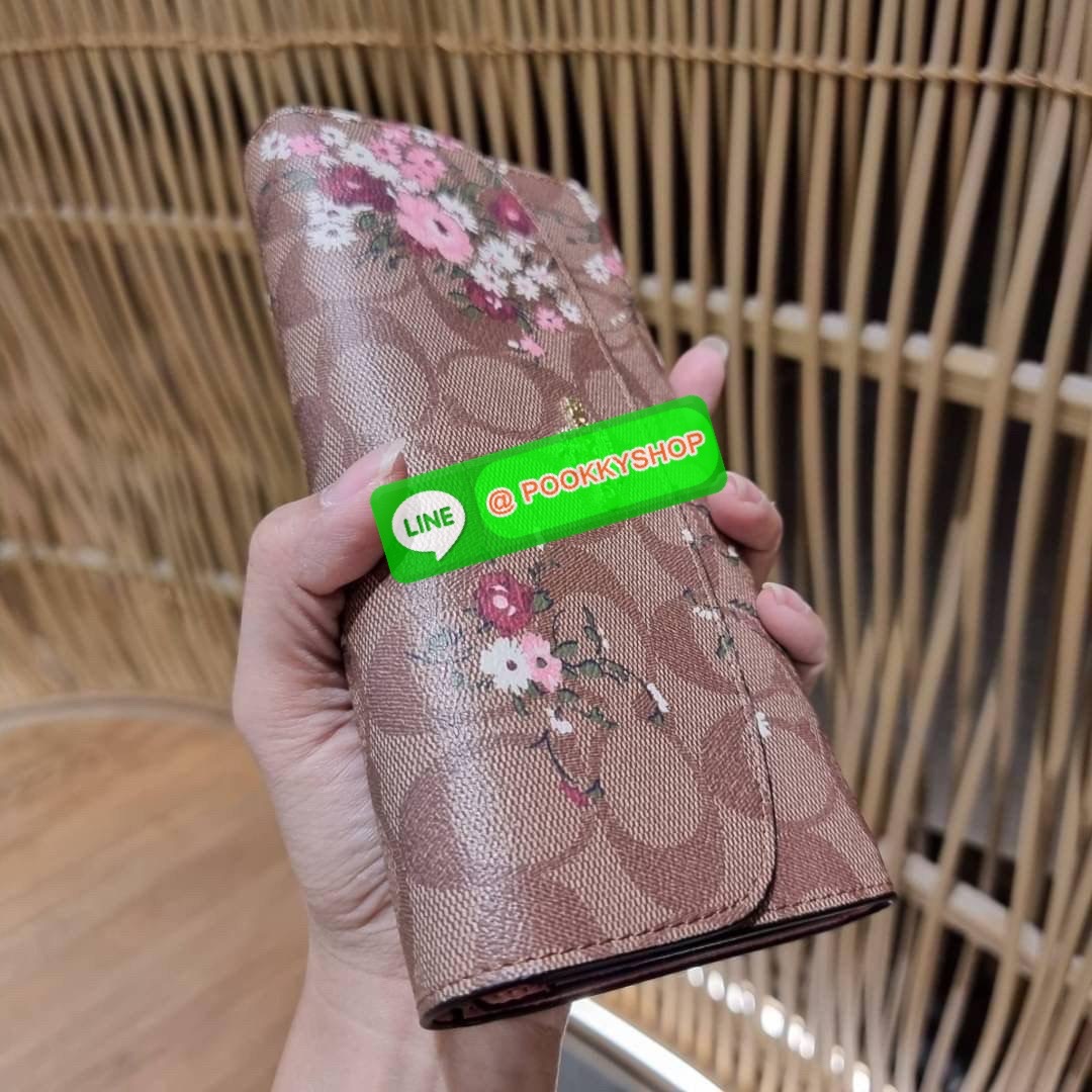 COACH F29395 SLIM ENVELOPE WALLET IN SIGNATURE CANVAS WITH FLORAL BUNDLE PRINT กระเป๋าสตางค์รุ่นขายดี ทรงจดหมายรุ่นฝาพับ ดีไซน์ลายช่อดอกไม้ น่ารักสดใส วัสดุหนังแคนวาสเคลือบลาย ภายในใส่มือถือได้ ใส่บัตรได้ มีช่องซิปแยกแบ่งเป็นสัดส่วน ใบจริงคือดีงาม สาวๆใช้
