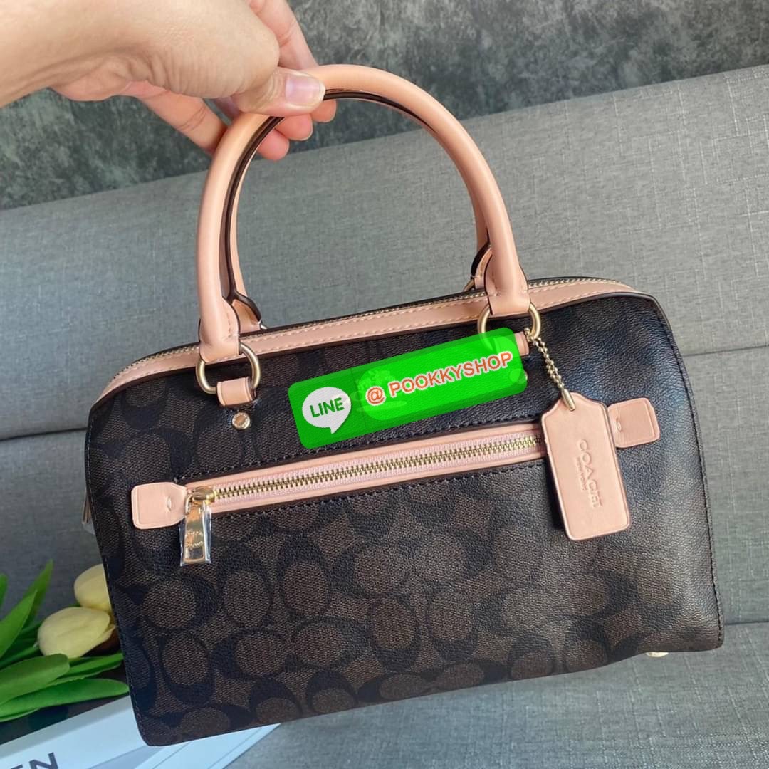 COACH ROWAN SATCHEL IN SIGNATURE CANVAS (COACH F83607) เป็นอีกรุ่นมาแรงสุดๆ ร้อนแรงไม่เบา โดดเด่นอย่างลงตัวกับรุ่นนี้ หมอน 10" รุ่นมีช่องซิปด้านหน้า สามารถแยกเก็บของสำคัญๆได้อย่างเป็นสัดส่วน สำหรับใครที่ชอบกระเป๋าที่จุของได้เยอะๆ รุ่นนี้ตอบโจทย์ได้เล
