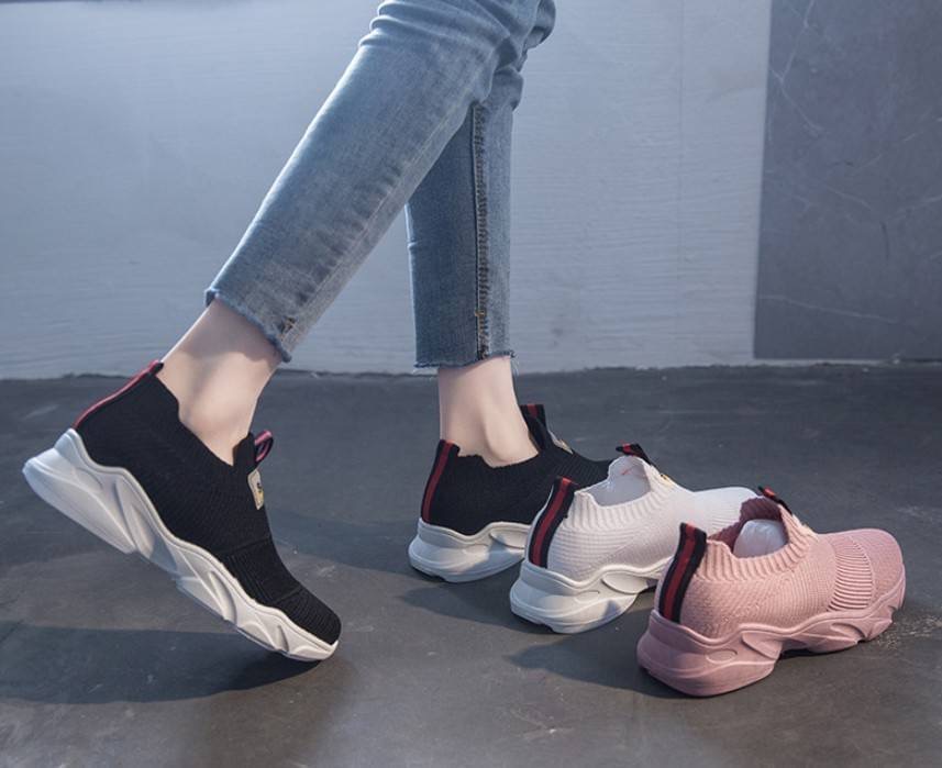 รองเท้าสลิปออนนุ่มๆเพื่อสุขภาพ ทรงสปอร์ต แฟชั่นมาแรง ไม่อยากให้พลาดเลยสำหรับรุ่นนี้ !! วัสดุผ้าทอเนื้อหนานุ่มขึ้นทรง ใส่สบาย กระชับ ยืดหยุ่นมากๆ ดีไซน์สวยเก๋ พื้นยาง 1.5 นิ้ว เดินสบายไม่เมื่อยเท้า ทรงอูมไม่บีบอัดหน้าเท้า ใครได้ใส่ต้องหลงรักแน่นอน คู่เดียว