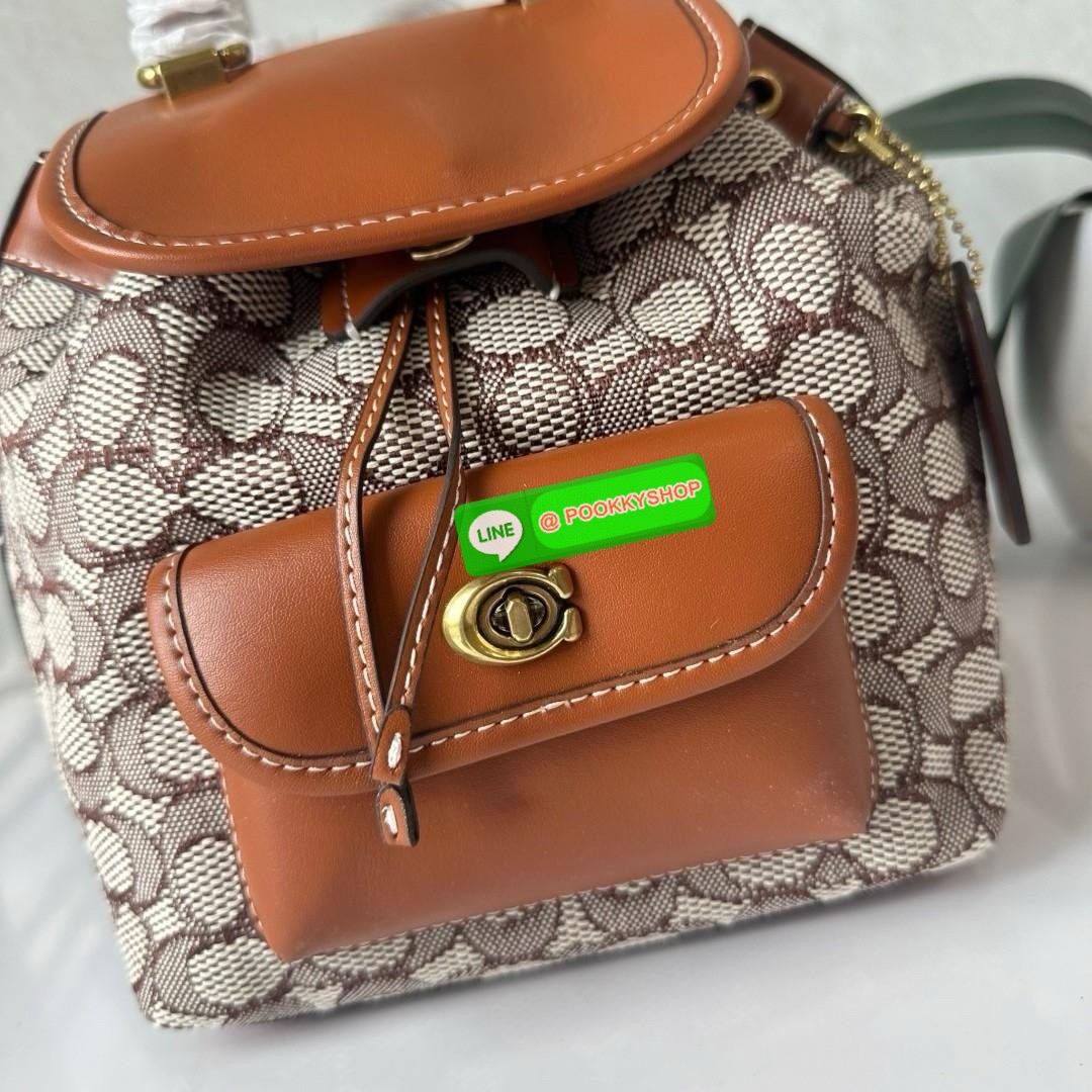COACH RIYA BACKPACK 21 IN SIGNATURE TEXTILE JACQUARD (CH591) 🔖กระเป๋าเป้ดีไซน์ใหม่ไซส์มินิน่ารัก 🔖วัสดุ ผ้า jacquard ทอลาย ตัดสลับหนังแท้ 🔖 เปิด-ปิดแบบกระดุม ปากกระเป๋าสามารถกดล็อคเปิดปิดและมีเชือกรูดอีกชั้น ภายในโล่งกว้างใส่ของได้
