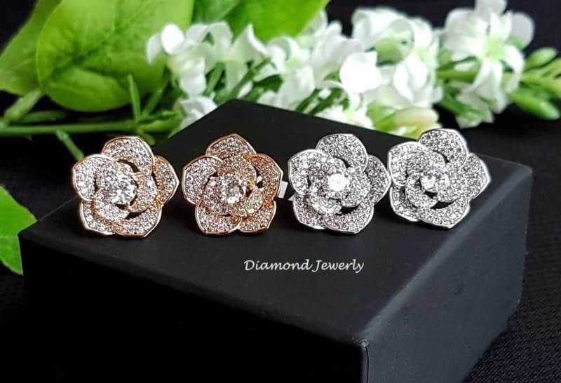 New arrival. !! ต่างหูดอกไม้ งานเพชร CZ แท้ งานสวยมาก รุ่นนี้สวยฟรุ้งฟริ้งมากๆนะคะ ใช้เพชรเยอะ ดีไซส์สวยเก๋ค่ะ งานแนวจิวเวอรี่ จัดกันเลยค่ะ มาน้อยสวยเยอะน้าา เพชรละเอียดวิ้งมากกกกกๆๆๆๆ ค่ะ