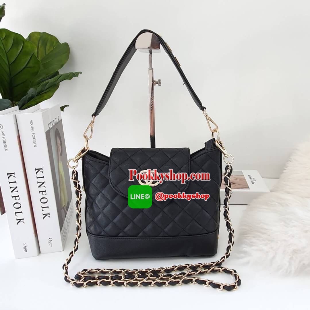 NEW ARRIVAL!! CHANEL VIP GIFT SHOULDER BAG รุ่น Limitedจากงาน VIP GIFT(GWP) ของแท้100% วัสดุหนังคาเวียร์เต็มใบ เปิดปิดด้วยซิปอะไหล่ทอง ด้านในใส่ของได้เยอะ มาพร้อมสายสะพาย2สายแบบ ทั้งสายโซ่สลับหนังและสายกนังคาเวียร์ ถนอมไหล่ ถอดออกได้ สวยหรูในราคาที่เอื้อม