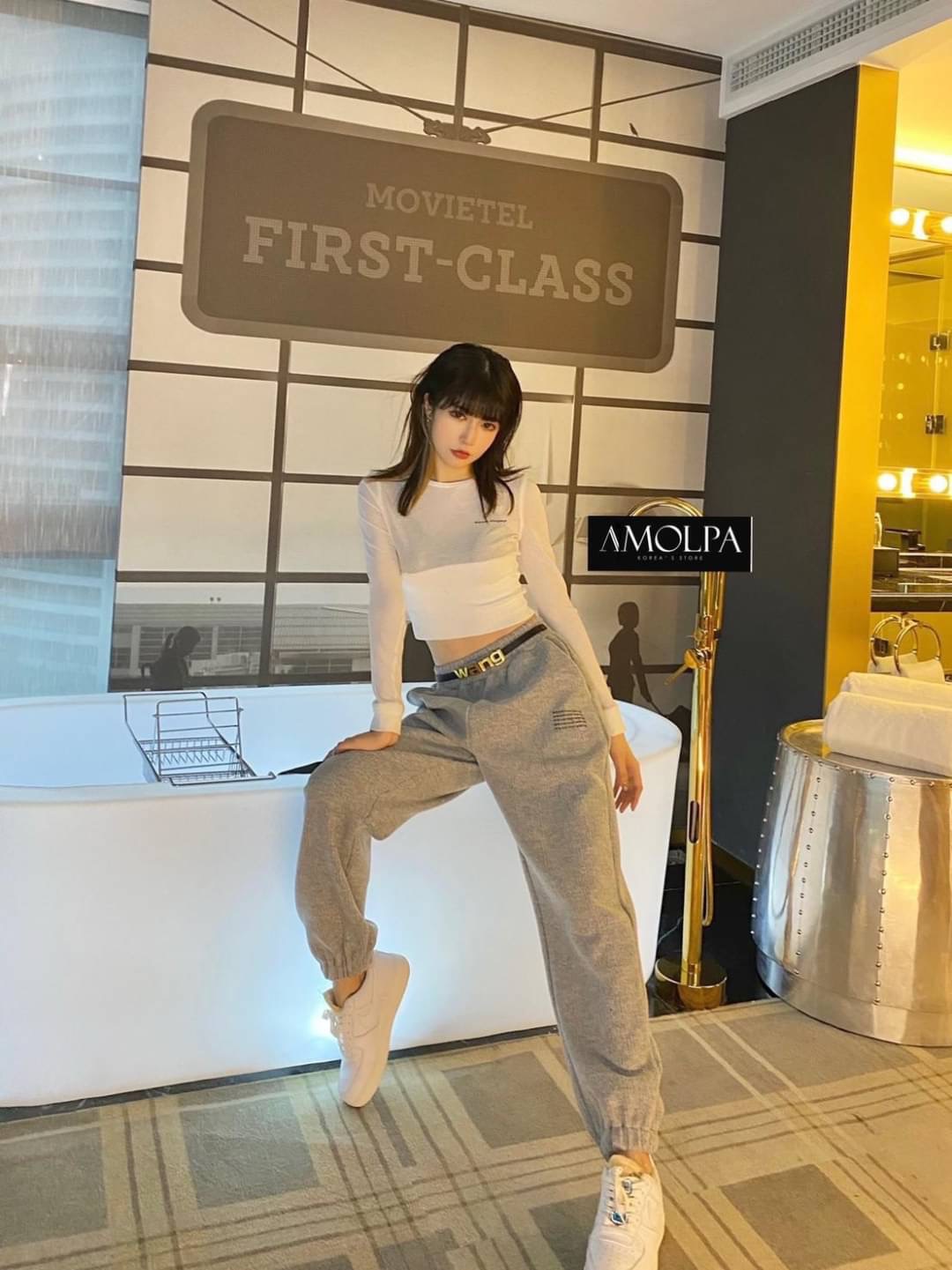 Detail : กางเกง Alexander งานใส่สบาย ชิวๆ แต่งเข็มขัดหัวทองด้านหน้า สวยยเริ่ดดดด งานแน่น ไม่เหมือนใคร ผ้าเก็บทรงสวย งานสวย ใส่แล้วพอดีตัว เข้ารูป ใส่สวยยยมากๆ สามารถใส่ได้ทุกโอกาส งานดีค่ะ แมทซ์กับอะไรก็สวย หรู ดูแพง ห้ามพลาดเลยน้า ป้าย Tag Alexander