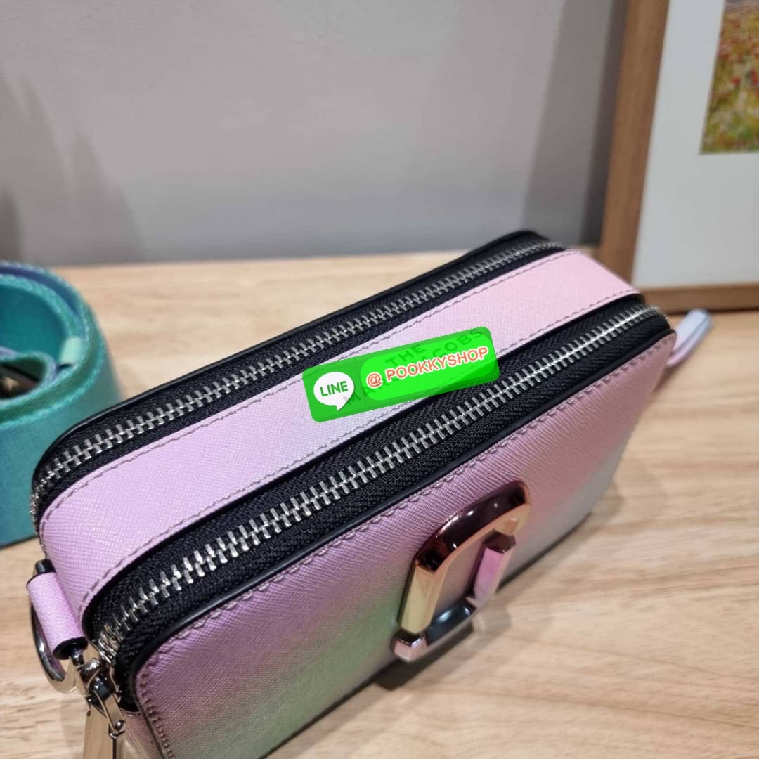 MARC JACOBS THE SNAPSHOT AIRBRUSH BAG สายหวานต้องมีแล้ว! ไอเท็มยอดฮิตที่โดดเด่นเป็นเอกลักษณ์ กับกระเป๋าสะพายข้างสุดปัง ลวดลายเพ้นท์สไตล์แอร์บรัช สวยละมุน เรียกได้ว่าไม่ซ้ำใคร!! วัสดุหนังวัว สวยอยู่ทรง เปิด-ปิดกระเป๋าด้วยซิป มีซิปหลัก 2 ช่อง แบ่งสัดส่วนไว้