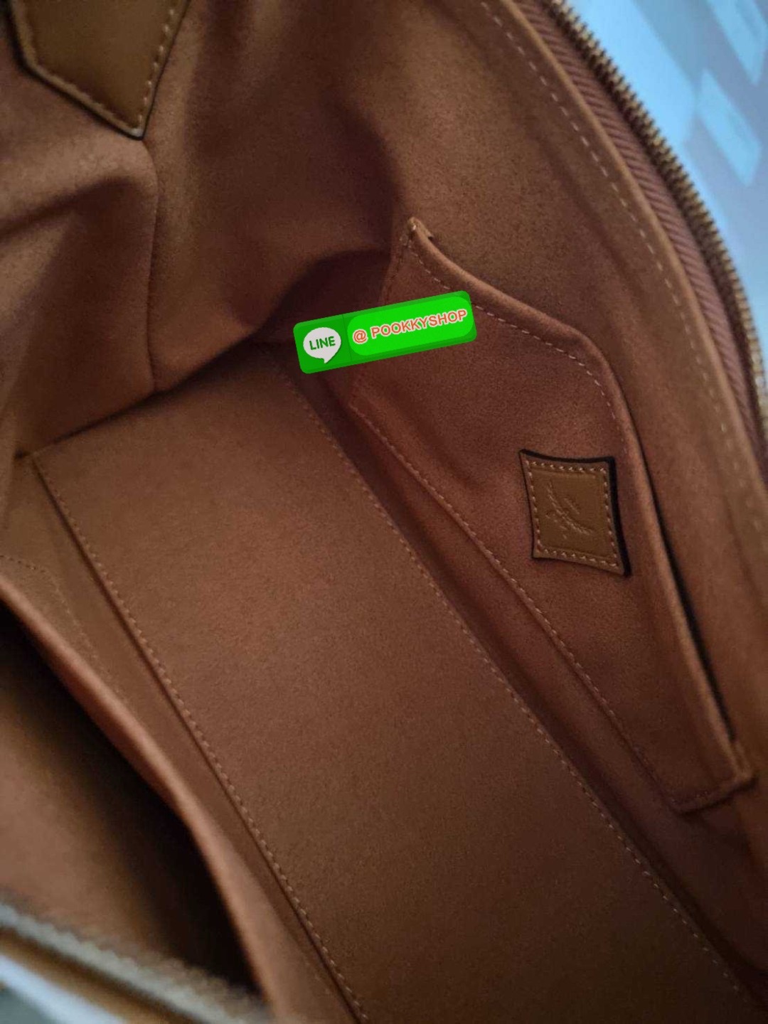 MCM AREN HOBO IN VISETOS 🔆 Details ฮอตฉ่ำมาก! กับกระเป๋าสะพายทรงโฮโบ ทรงสวยมาก ขนาดกำลังดี จุของได้เยอะ ใช้งานสะดวกด้วยการรูดซิป พิเศษแถมพวงหนังและชุดกุญแจล็อคมาให้ด้วย ถอดออกได้ นำไปใช้กับกระเป๋าใบอื่นได้ด้วย ภายในโล่งกว้าง ใส่ของสำคัญได้อย่างครบ