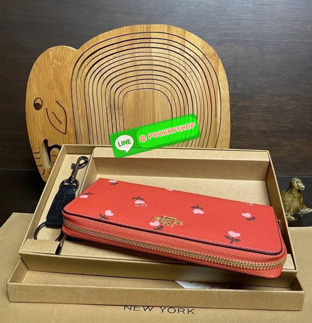 COACH ACCORDION ZIP WALLET IN SIGNATURE CANVAS กระเป๋าสตางค์ใบยาว ซิปรอบ ใช้งานง่าย ด้วยฟังค์ชั้น ด้านใน ใส่บัตรได้จุใจ มีช่องซิปใส่เหรียญตรงกลาง โดนใจหลายๆคนไปเรียบร้อยและคลาสสิค เรียบหรูดูแพงตลอดกาล ยกให้รุ่นนี้เลย