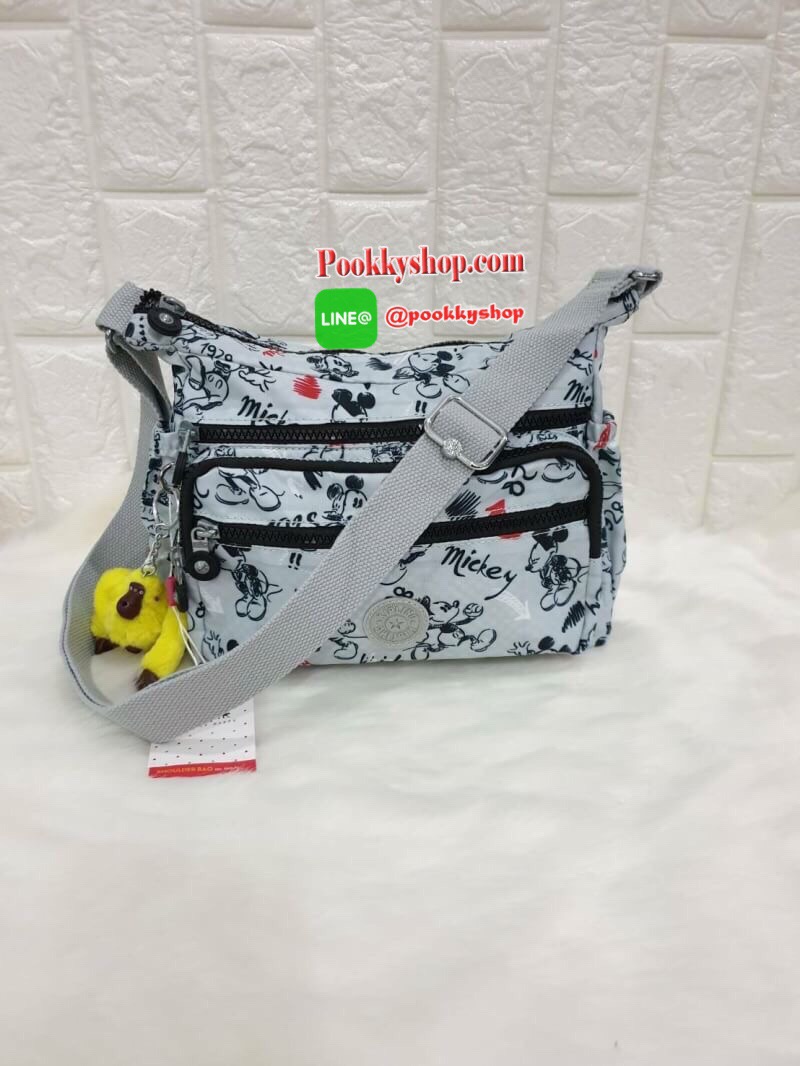 พร้อมส่ง KIPLING CROSSBODY BAG กระเป๋าสะพายพิมพ์ลายมิกกี้สีสันสดใส จุดเด่นมีช่องซิปหลายช่อง จุของได้เยอะและเป็นสัดส่วน มาพร้อมกับสายสะพายที่สามารถปรับระดับได้ จะสะพายข้างหรือสะพายแบบเฉียงก็ดูดีนะคะ รุ่นนี้ขอแนะนำเลยค่าาา